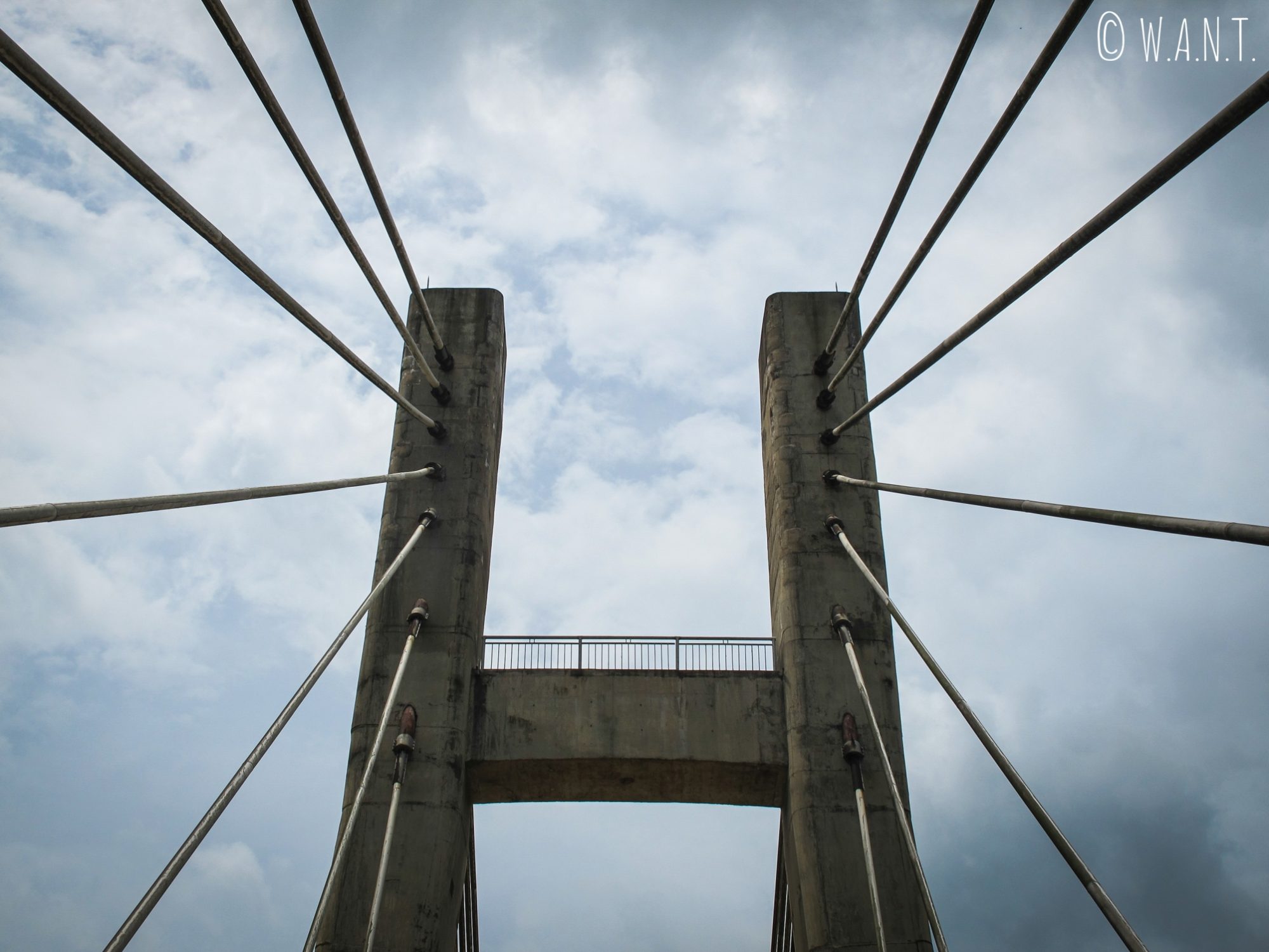 Gros plan sur le pont suspendu de la rivière Dakrong dans la DMZ