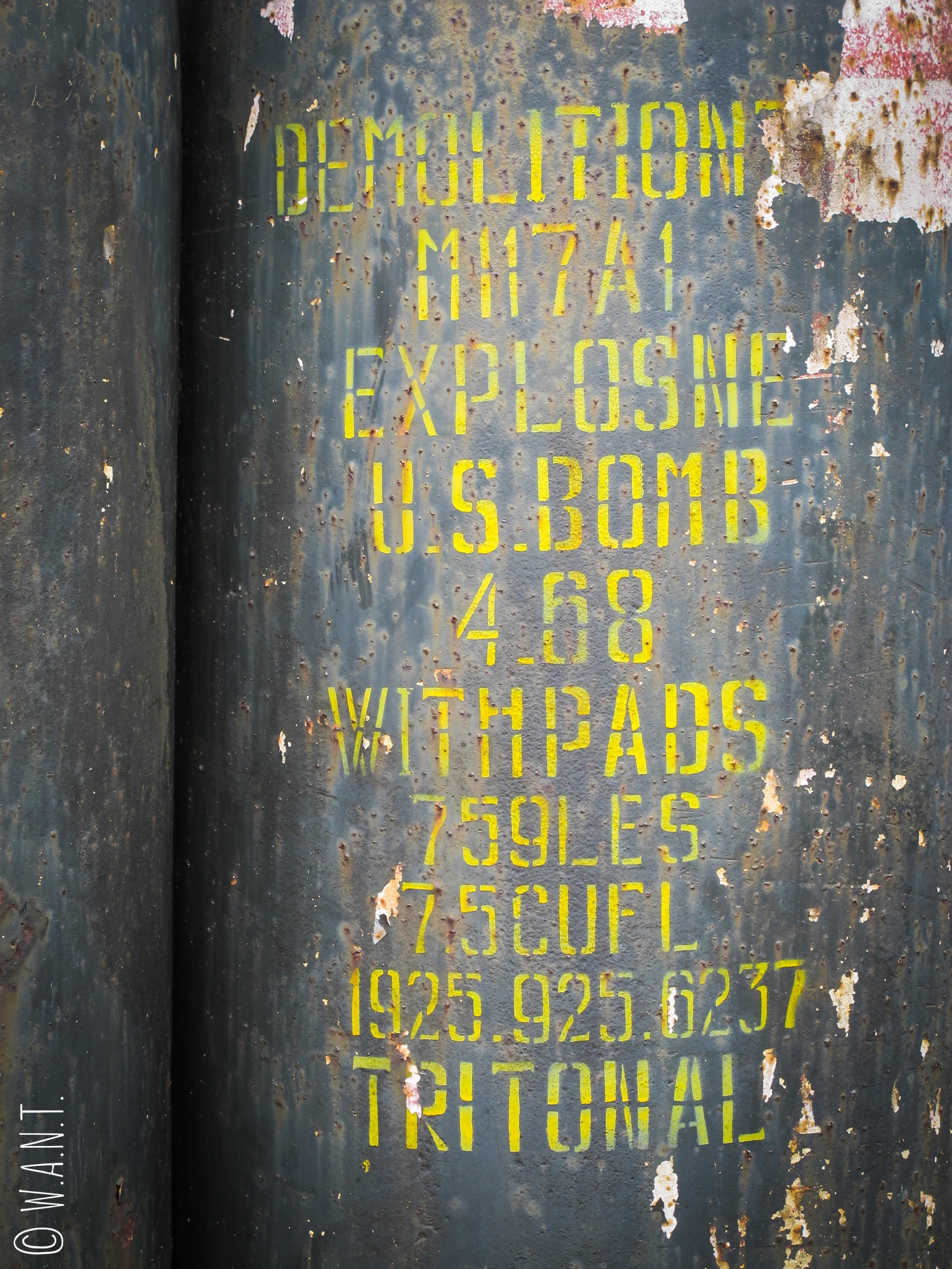Gros plan sur les bombes exposées à l'ancienne base américaine de Khe Sanh