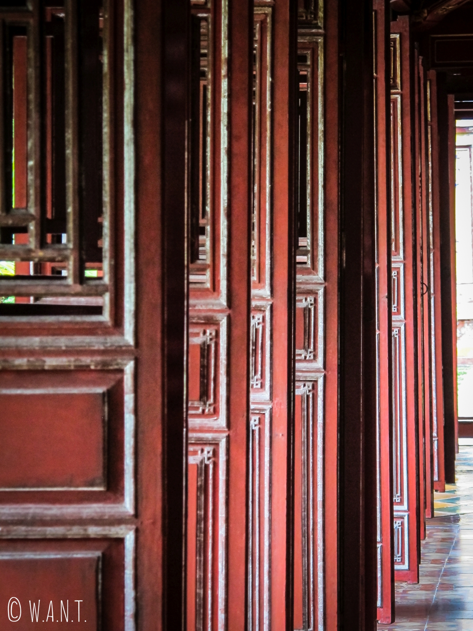 Gros plan sur les portes de la gallerie de la Citadelle de Hué