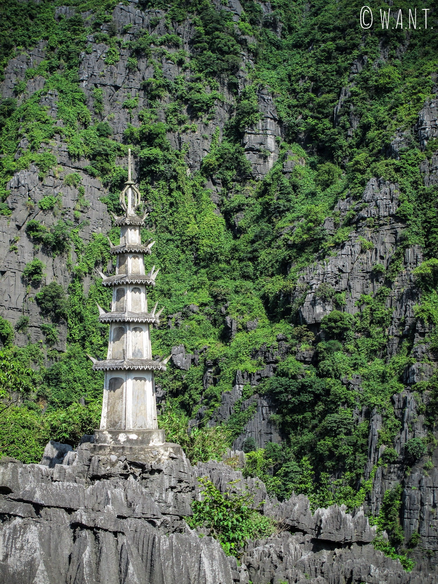 Gros plan sur un temple à flanc de colline aux Mua Caves de Tam Coc