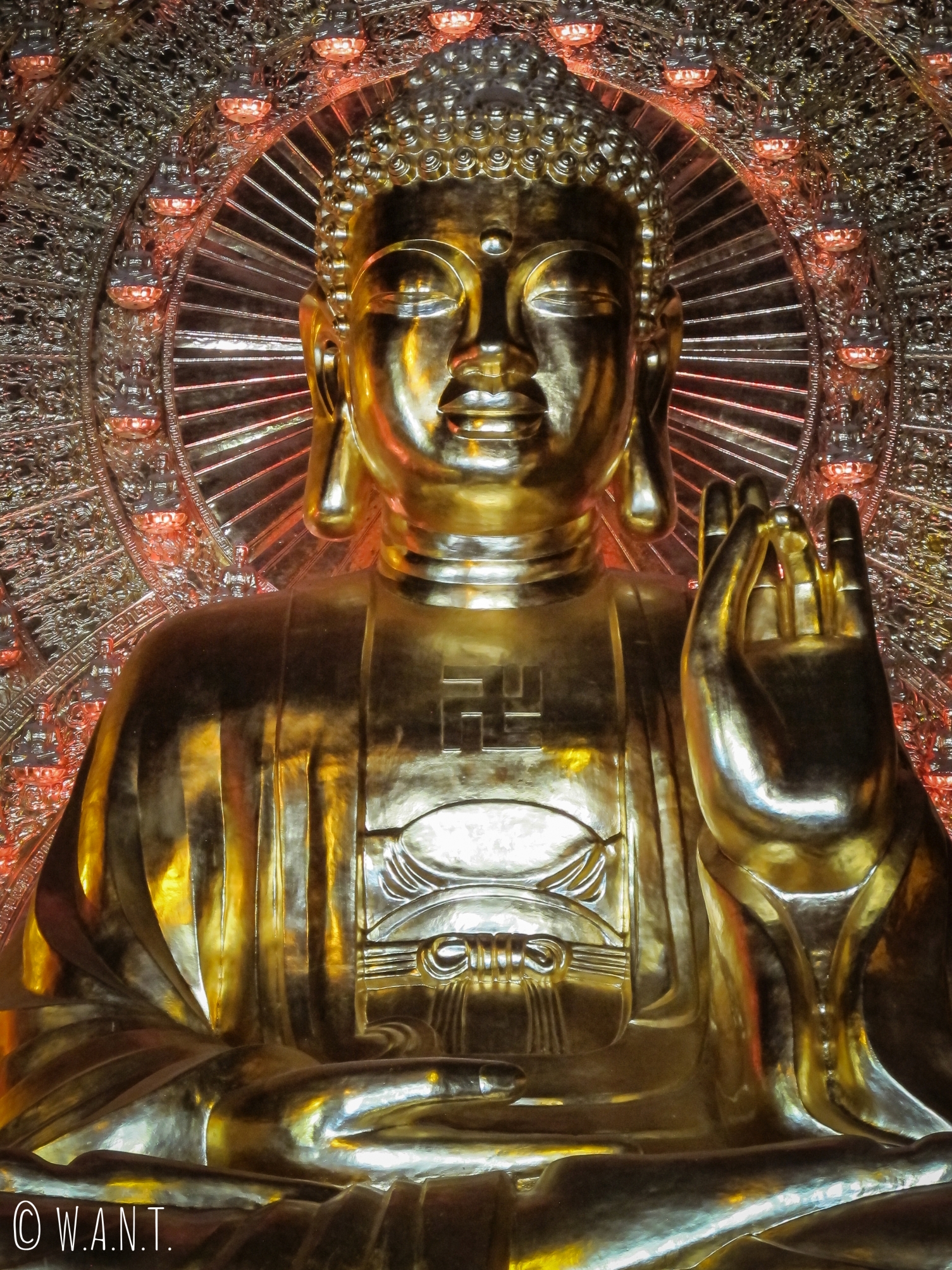 Gros plan sur une des trois statues de Bouddha du temple Dien Tam The de la pagode Bai Dinh