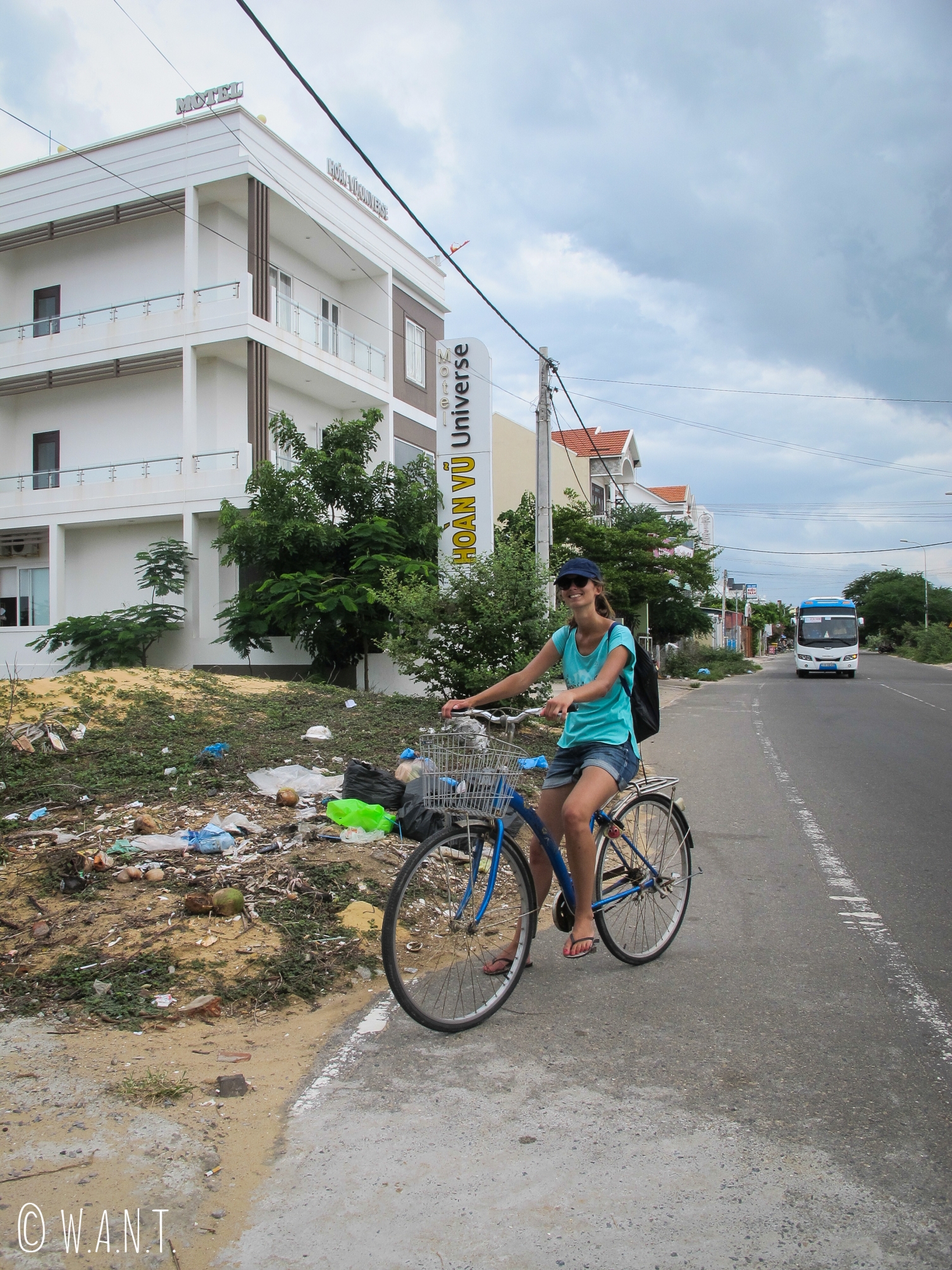 Hôtels fraîchement construits, bus et déchets sont typiques des rues de Mui Ne