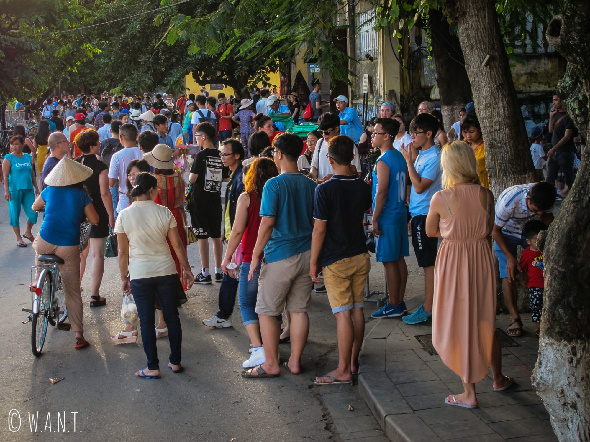 La foule se presse dans les rues de la vieille ville de Hoi An
