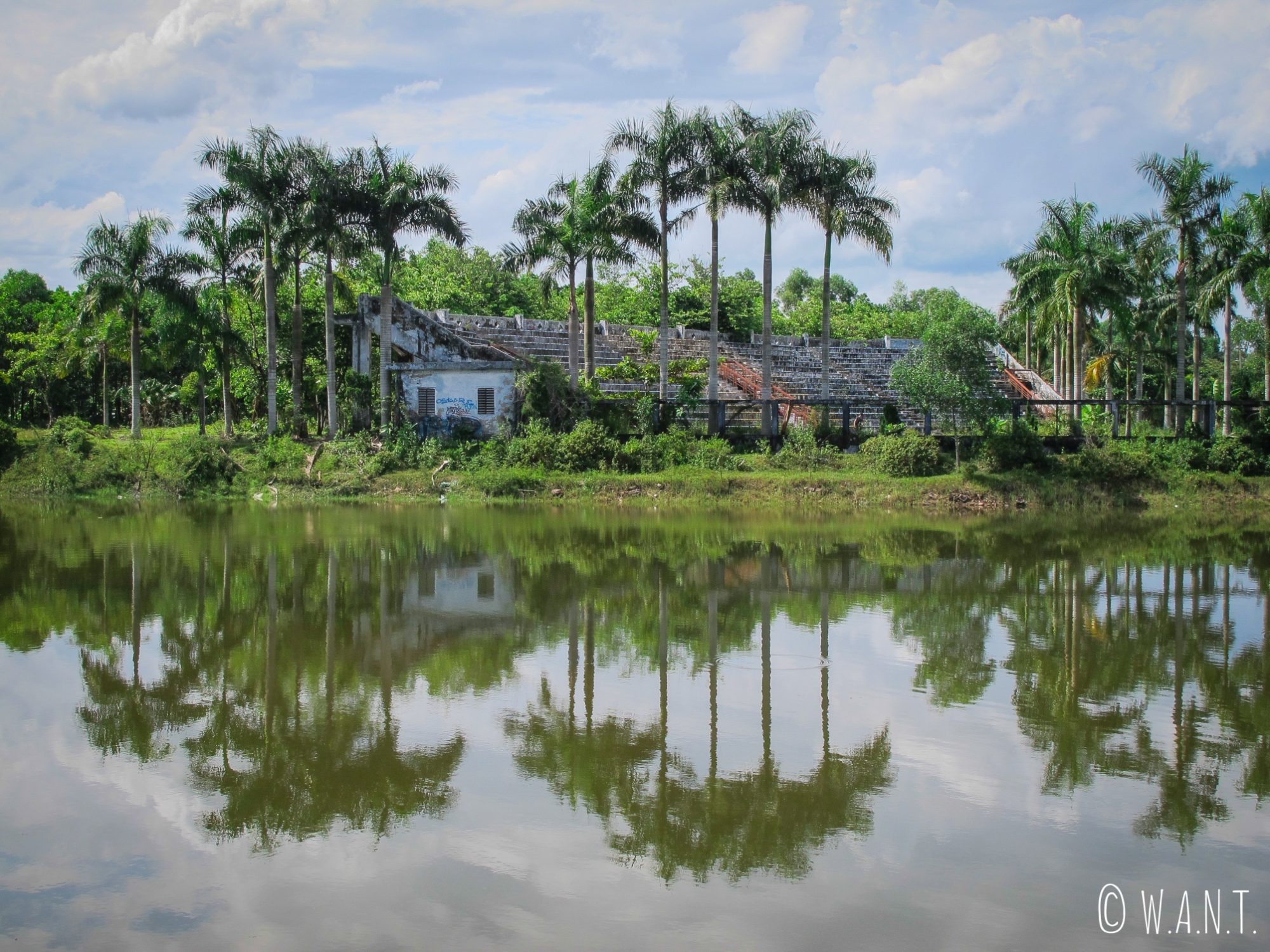 La nature reprend ses droits au parc aquatique abandonné de Ho Thuy Tien
