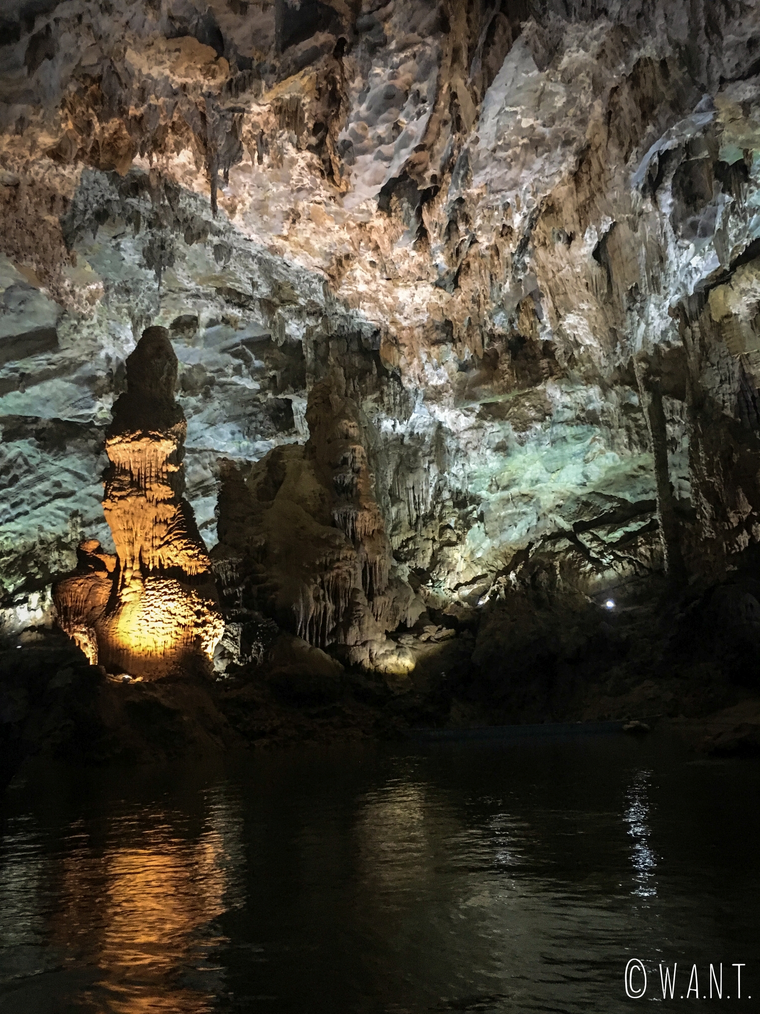 La visite de la grotte de Phong Nha n'est possible qu'en bateau