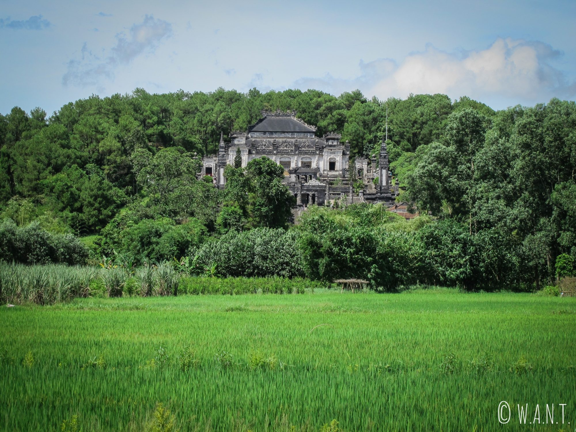 Le Mausolée de Khai Dinh à Hué est niché au cœur des rizières et forêts