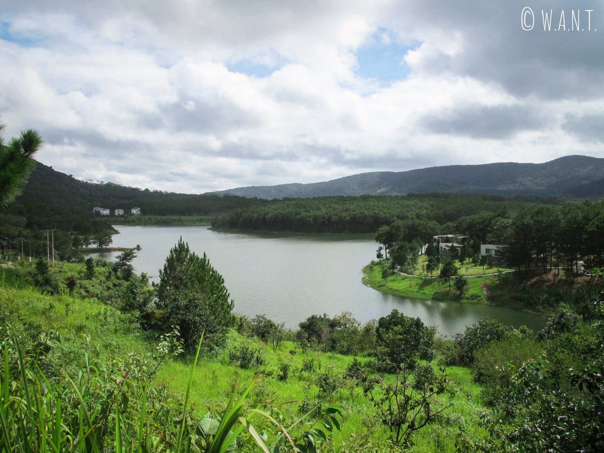 Le Tuyen Lam Lake près de Da Lat nous offre un paysage magnifique