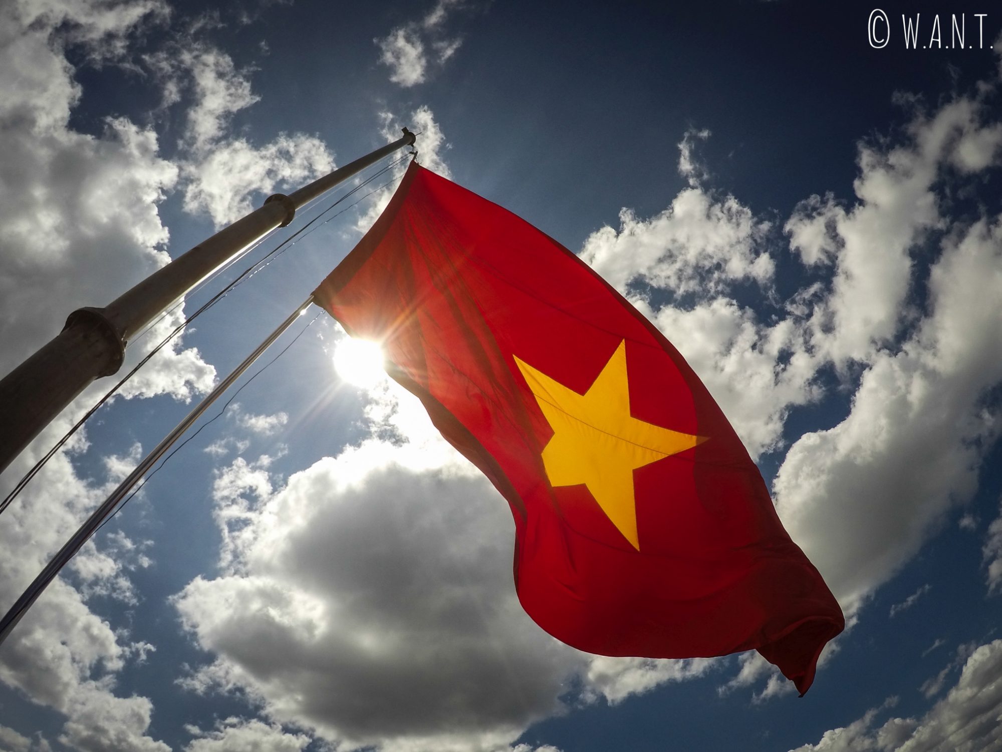Le drapeau vietnamien flotte au vent à Lung Cu