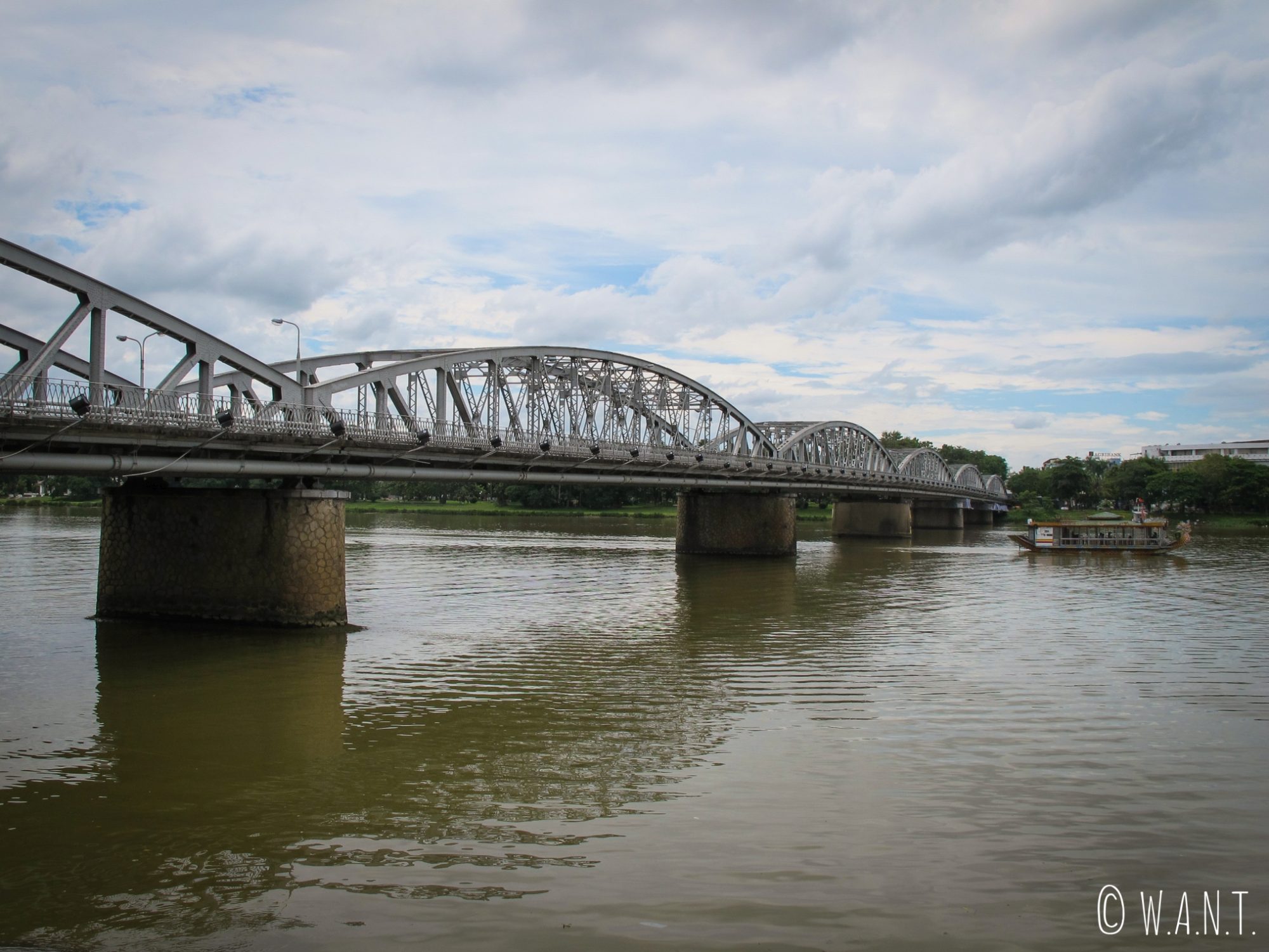 Le pont Trang Tien traverse la rivière des Parfums à Hué