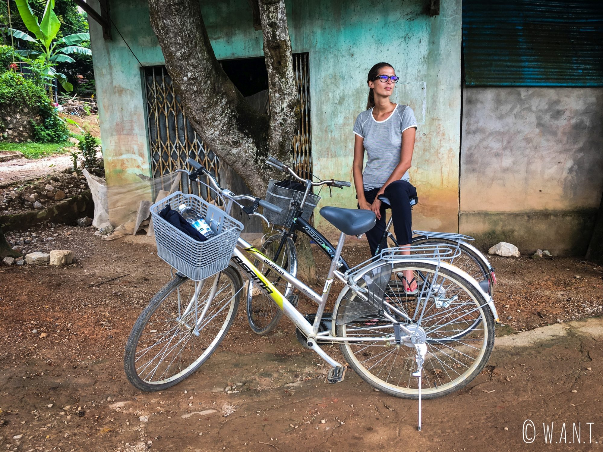 Marion attend que la pluie passe pour poursuivre notre promenade à vélo dans la campagne de Mai Chau