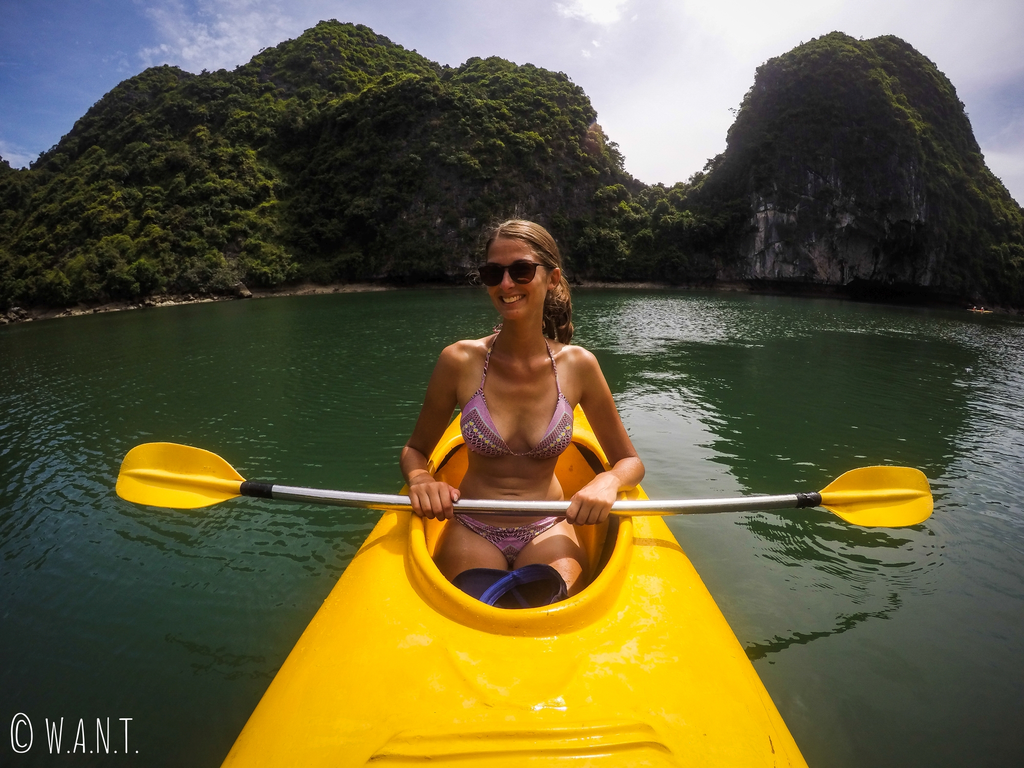 Marion est ravie de cette sortie kayak dans la Baie d'Ha Long
