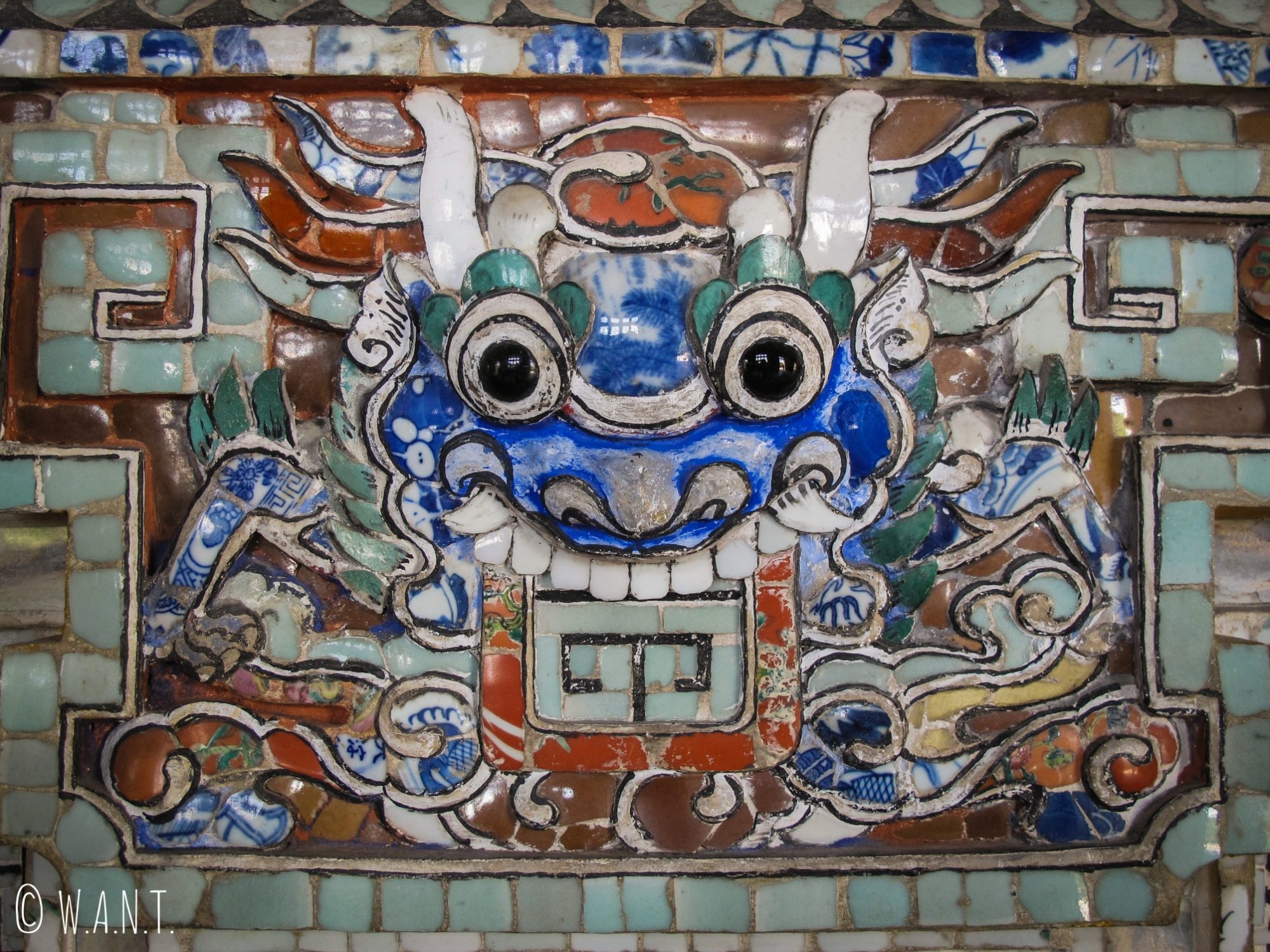 Mosaïque colorée à l'intérieur du Mausolée de Khai Dinh à Hué