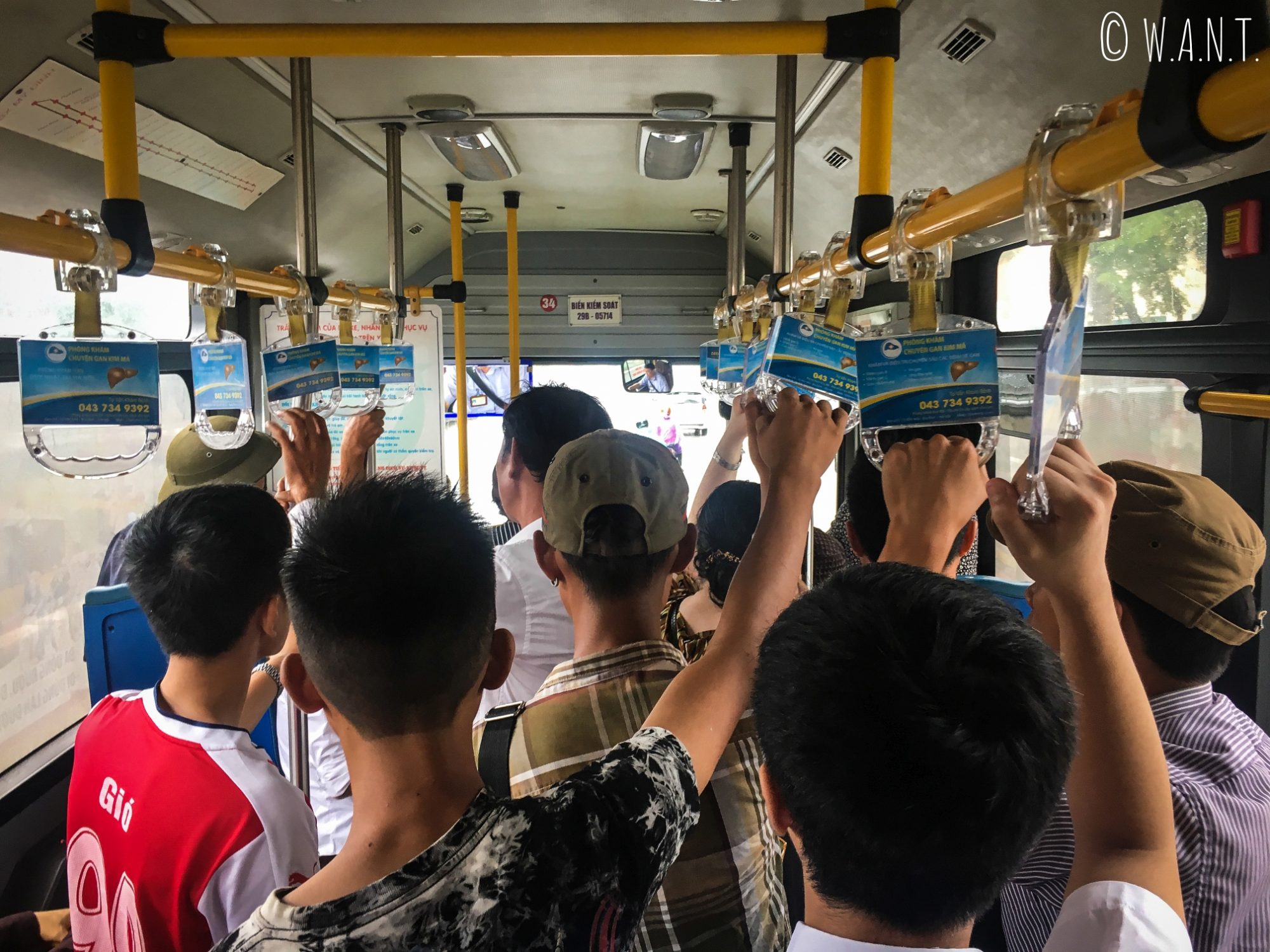 Nous prenons le bus 34 pour rejoindre la gare routière de My Dinh à Hanoï
