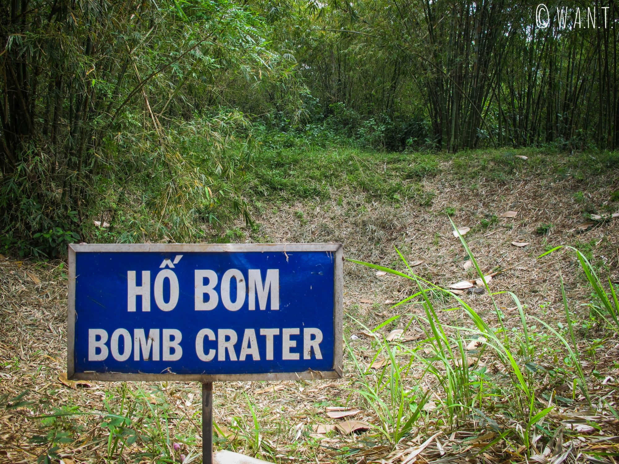 Panneau indiquant un cratère de bombe aux tunnels de Vinh Moc