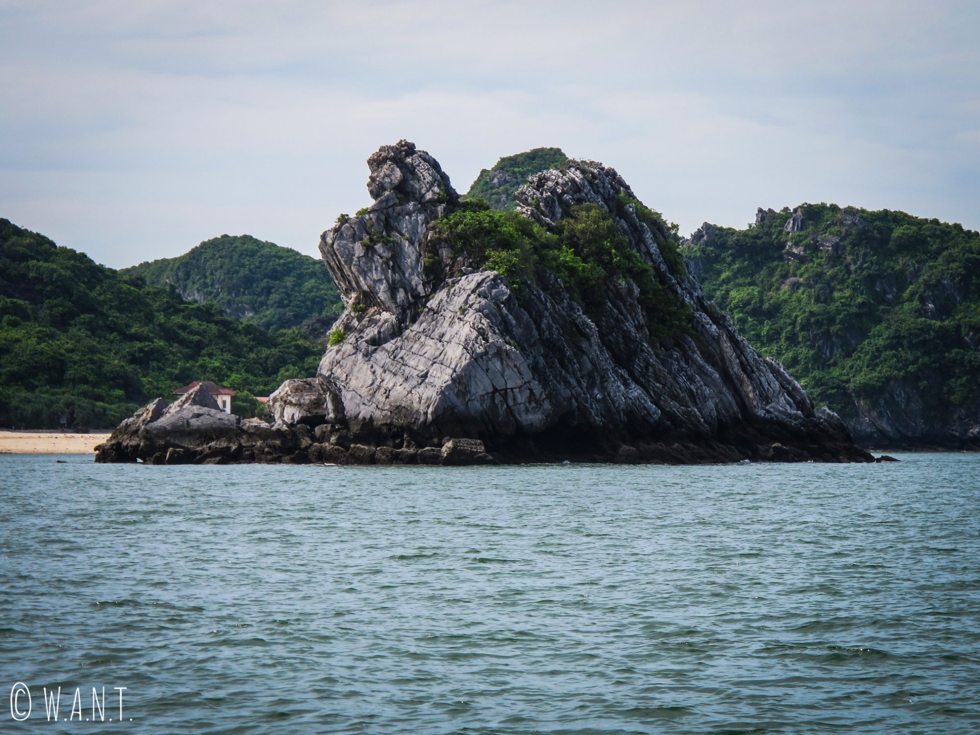 Pic karstique dans la Baie de Lan Ha