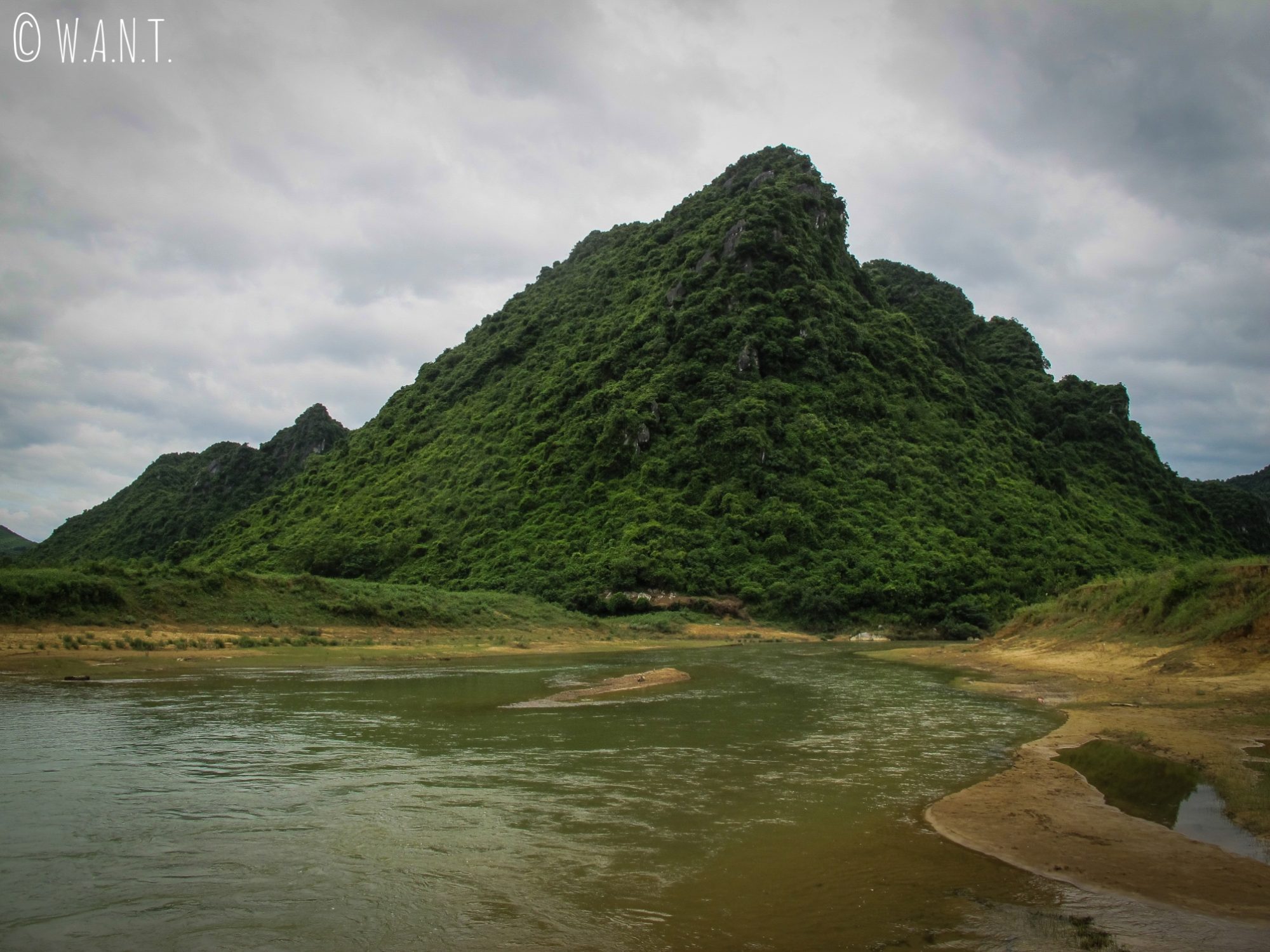 Pic karstique en bord de rivière à Phong Nha