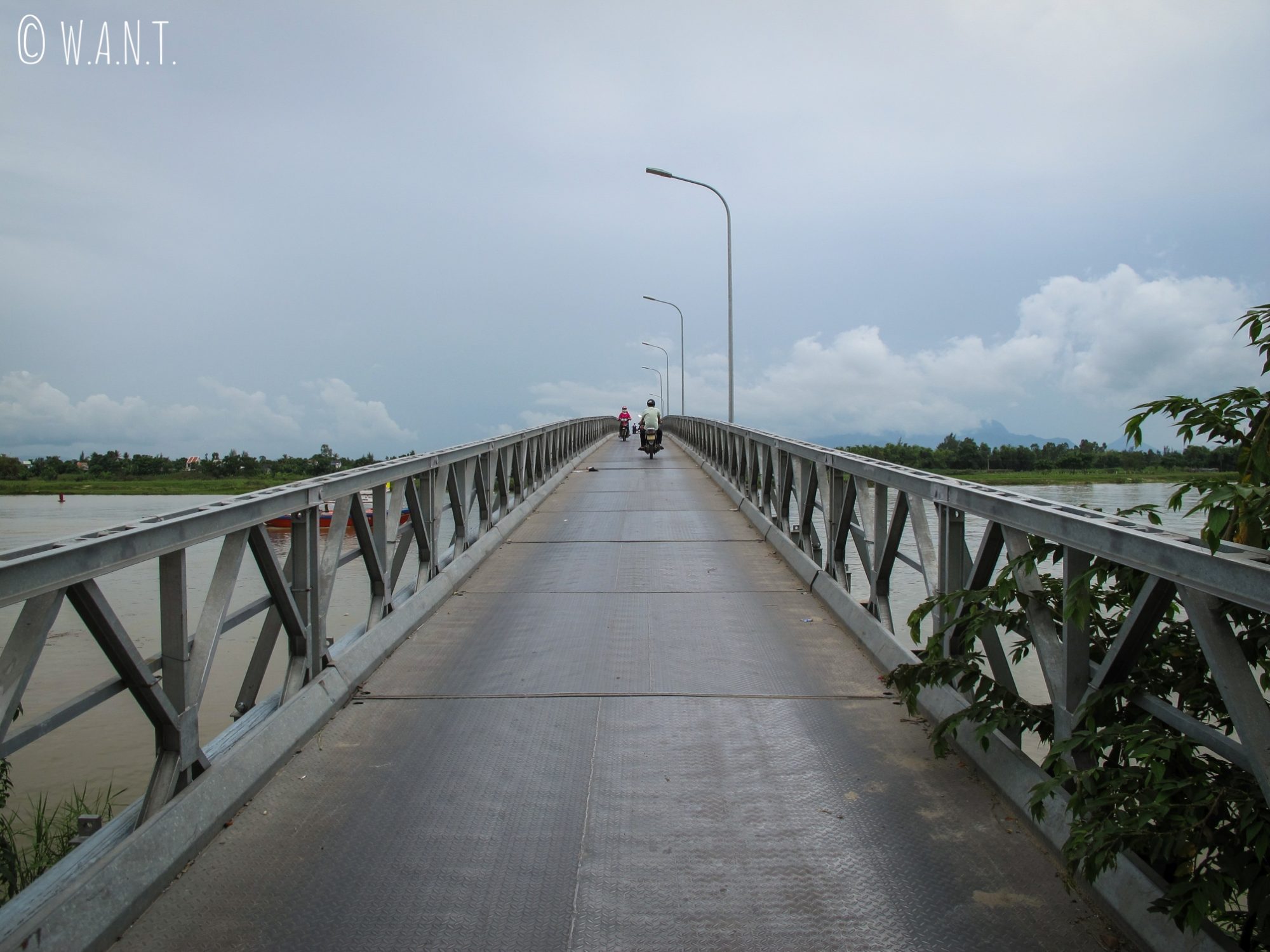 Pont métallique Cau Cam Kim pour rejoindre l'île éponyme