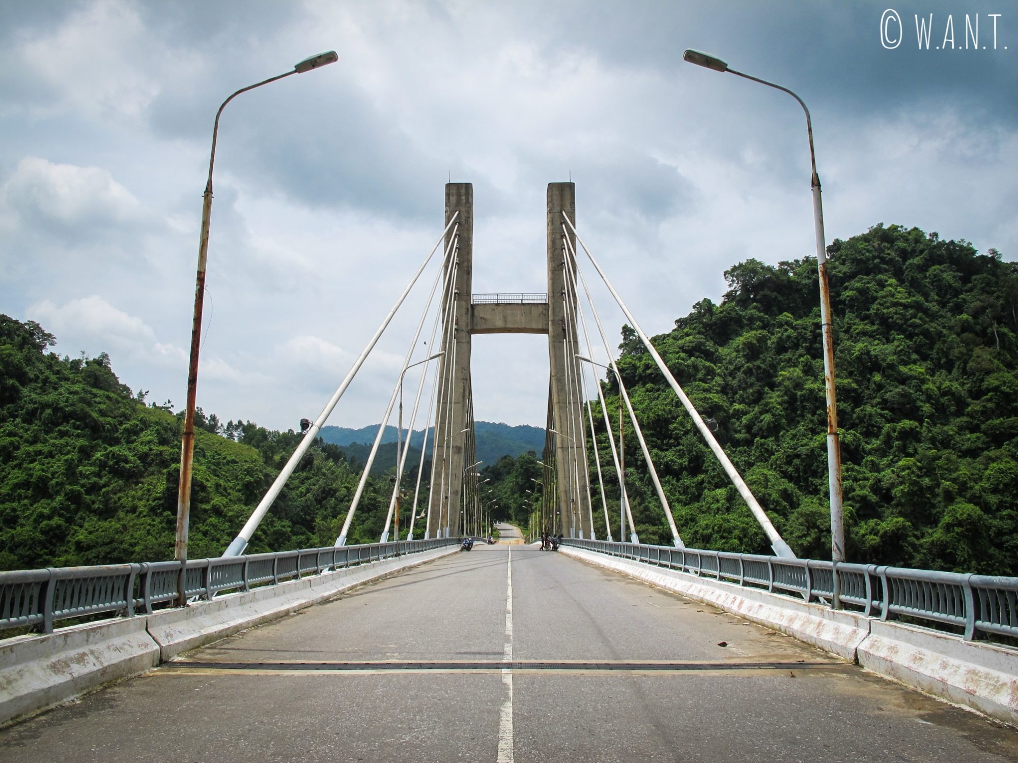 Pont suspendu au-dessus de la rivière Dakrong dans la DMZ