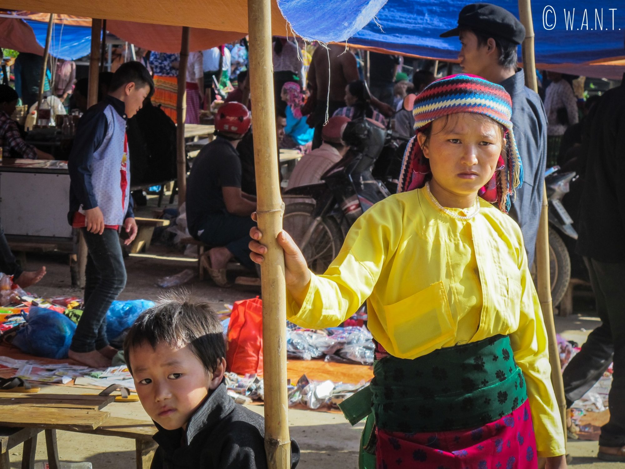 Portrait de deux enfants sur le marché de Dong Van