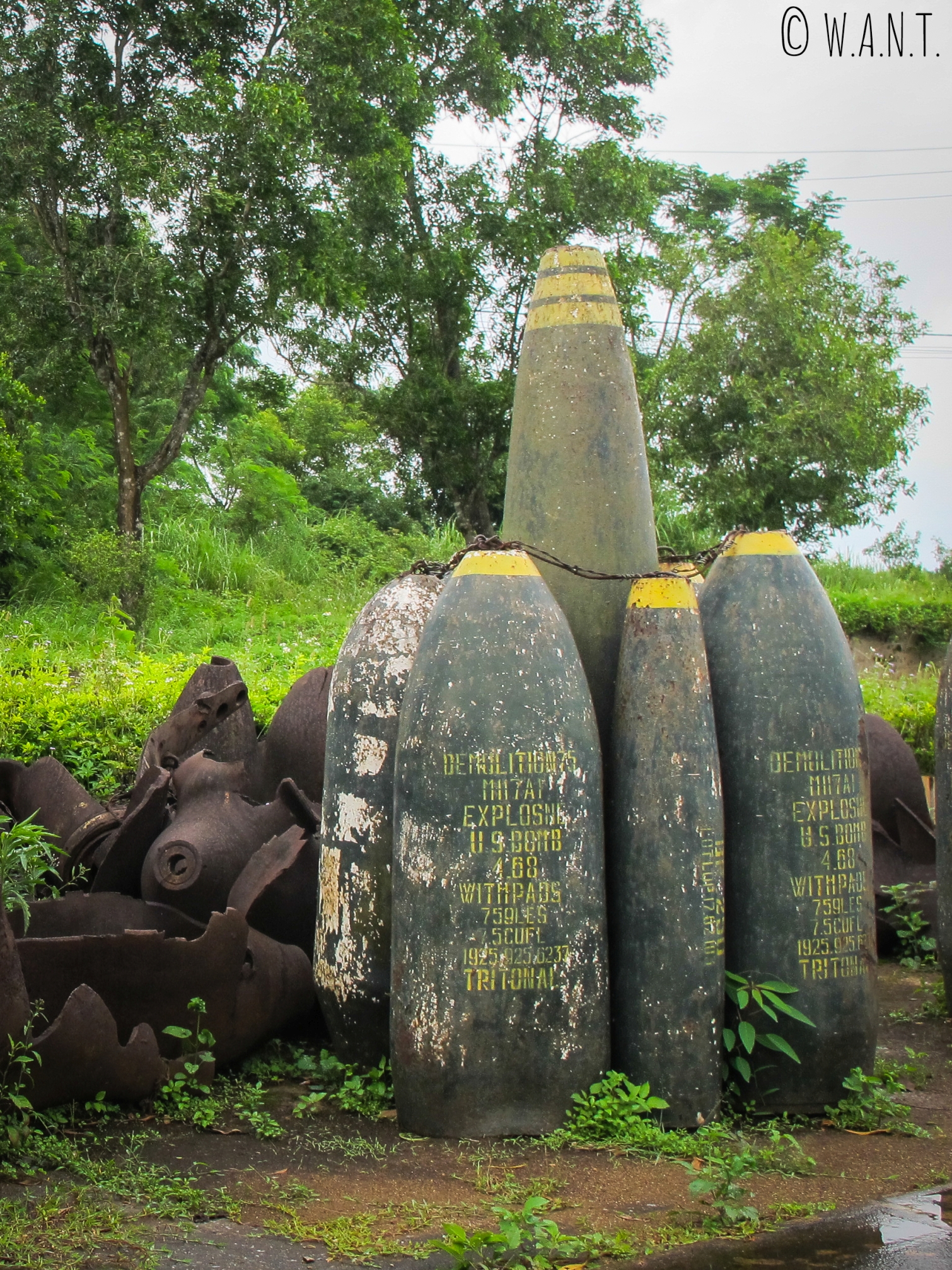 Restes de bombes exposés à l'ancienne base américaine de Khe Sanh