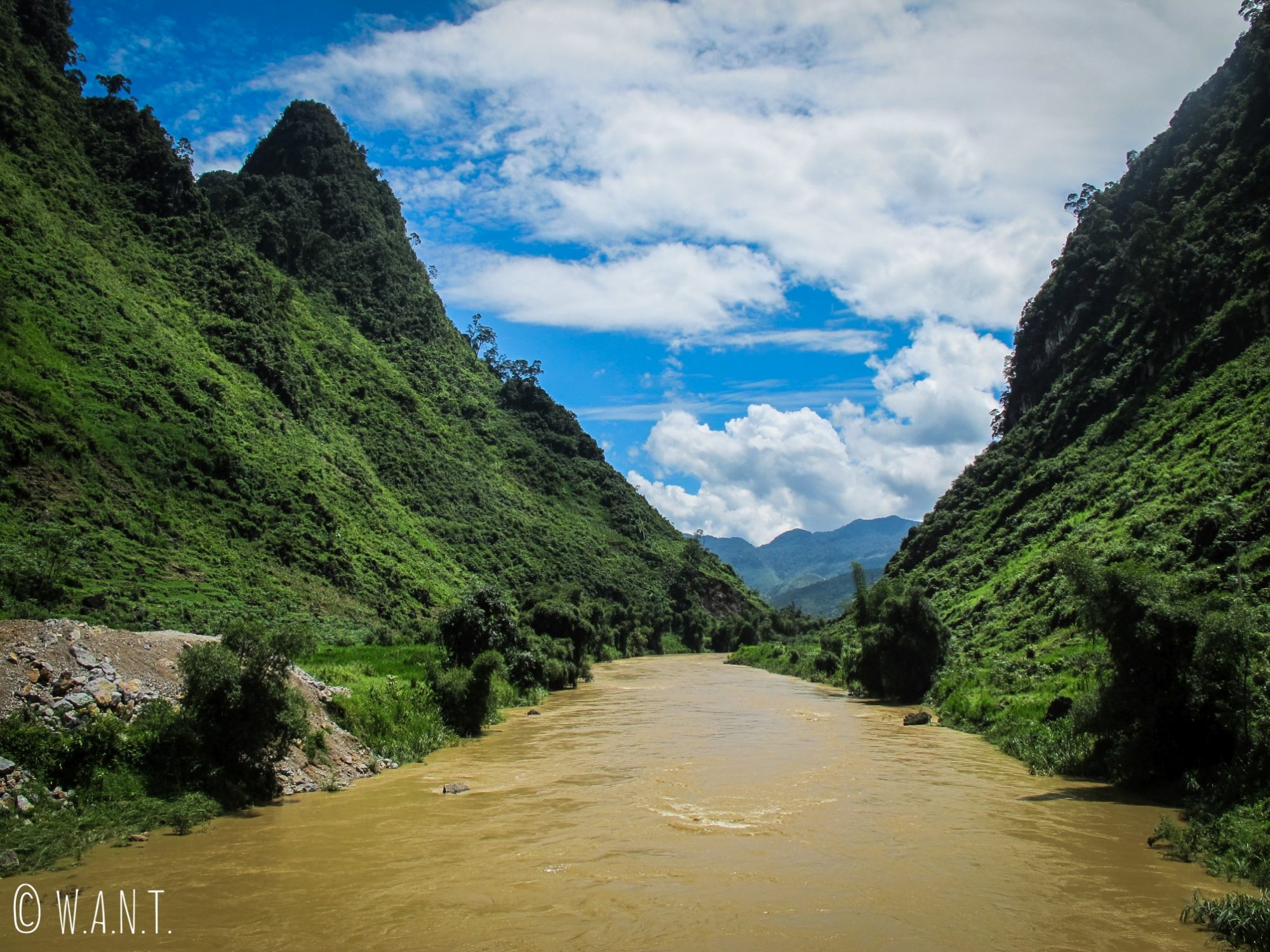 Rivière et montagnes sur la route de Yen Minh