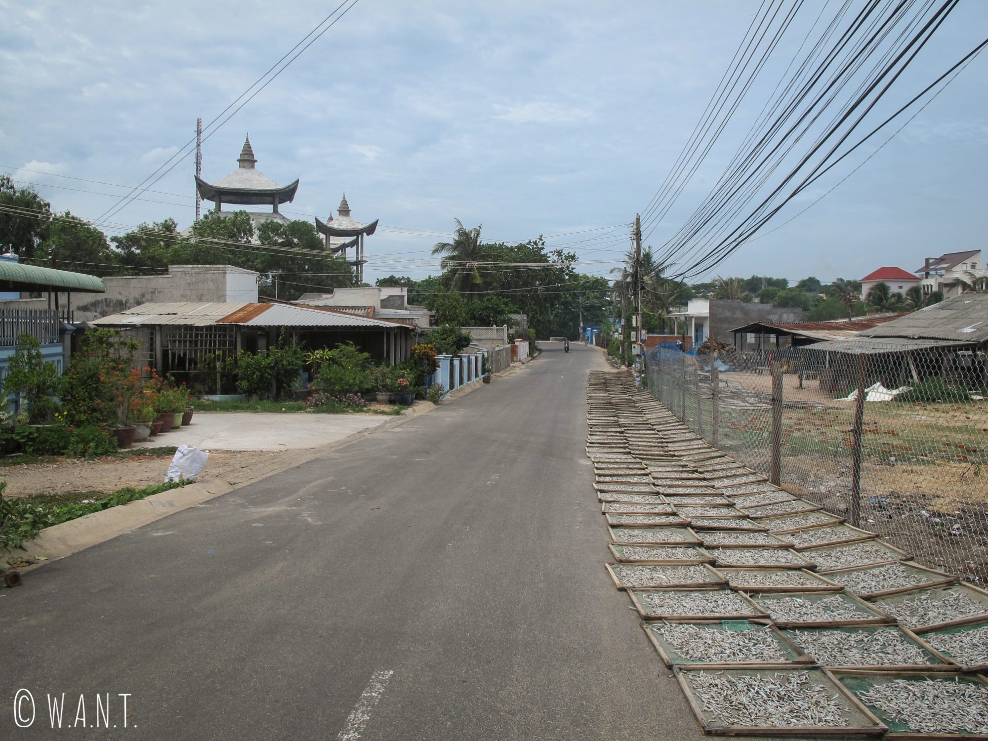 Rue déserte du village de Mui Ne