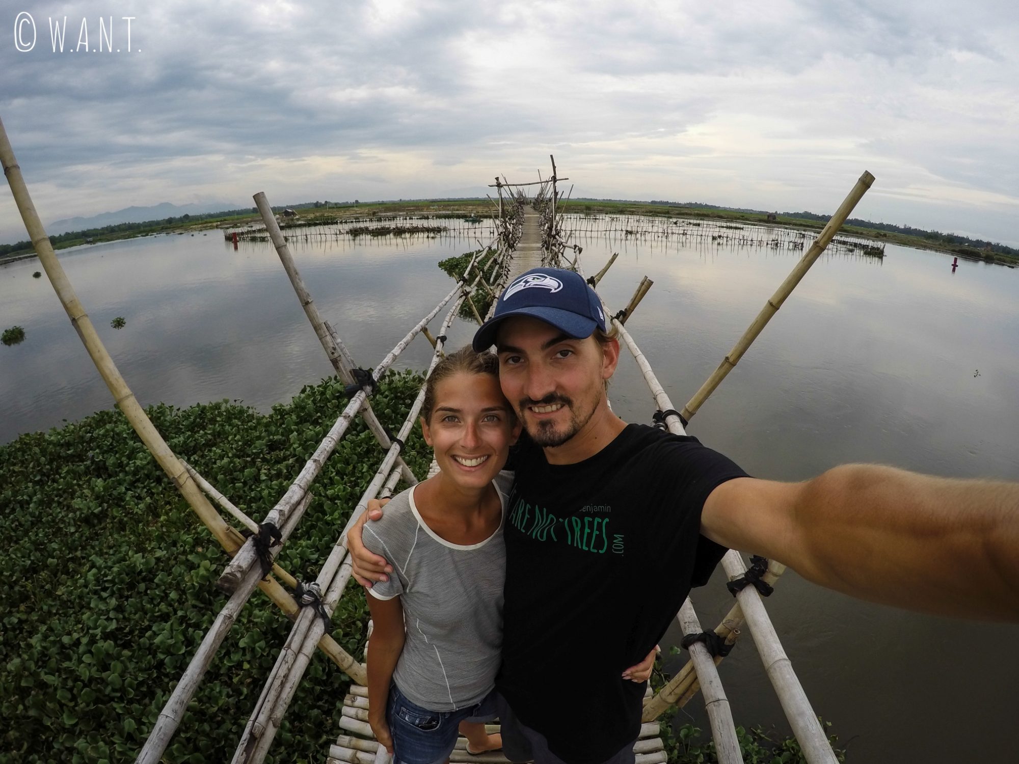 Selfie sur un pont de bambou dans la région d'Hoi An