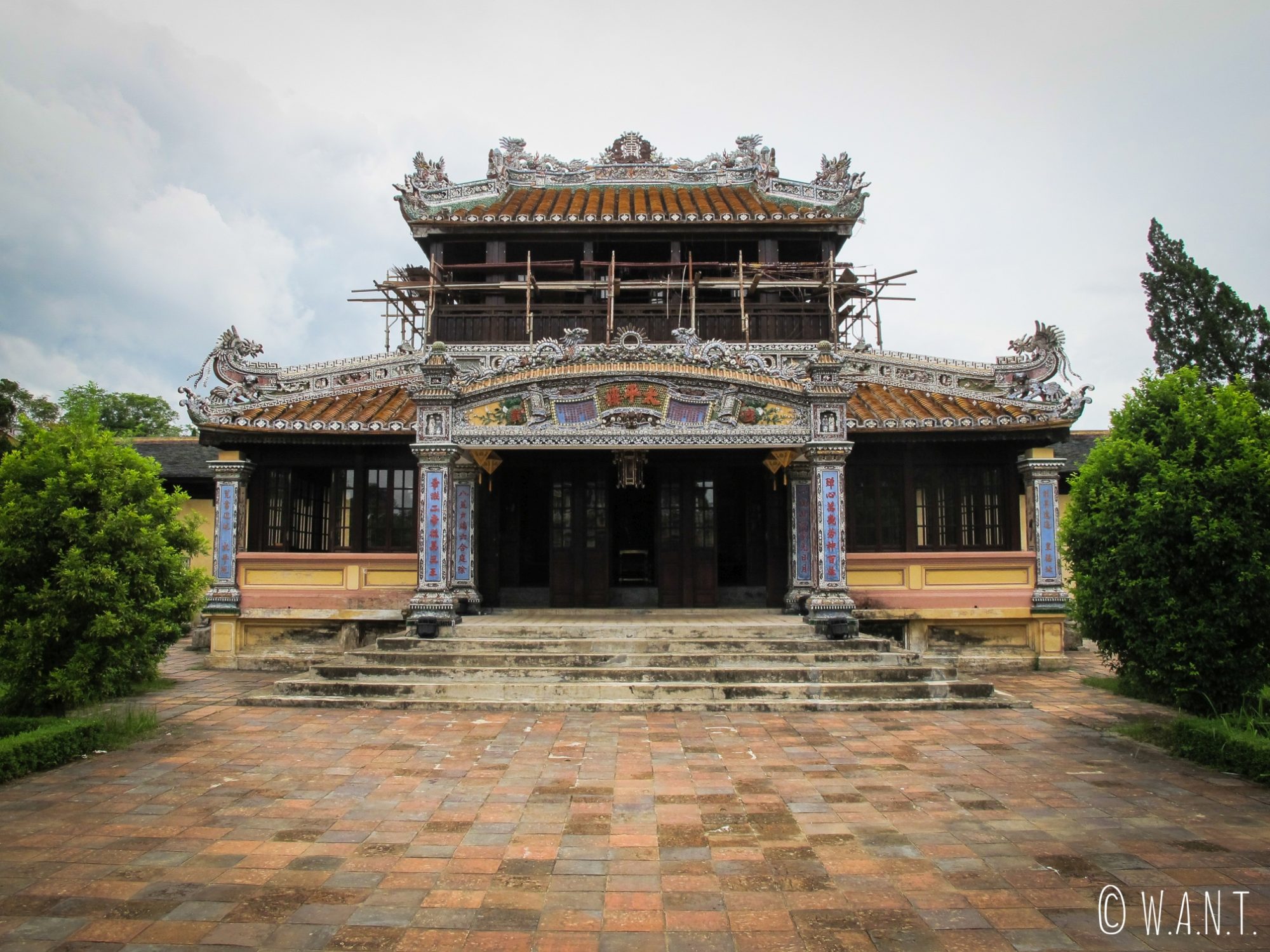 Temple en reconstruction dans la Citadelle de Hué