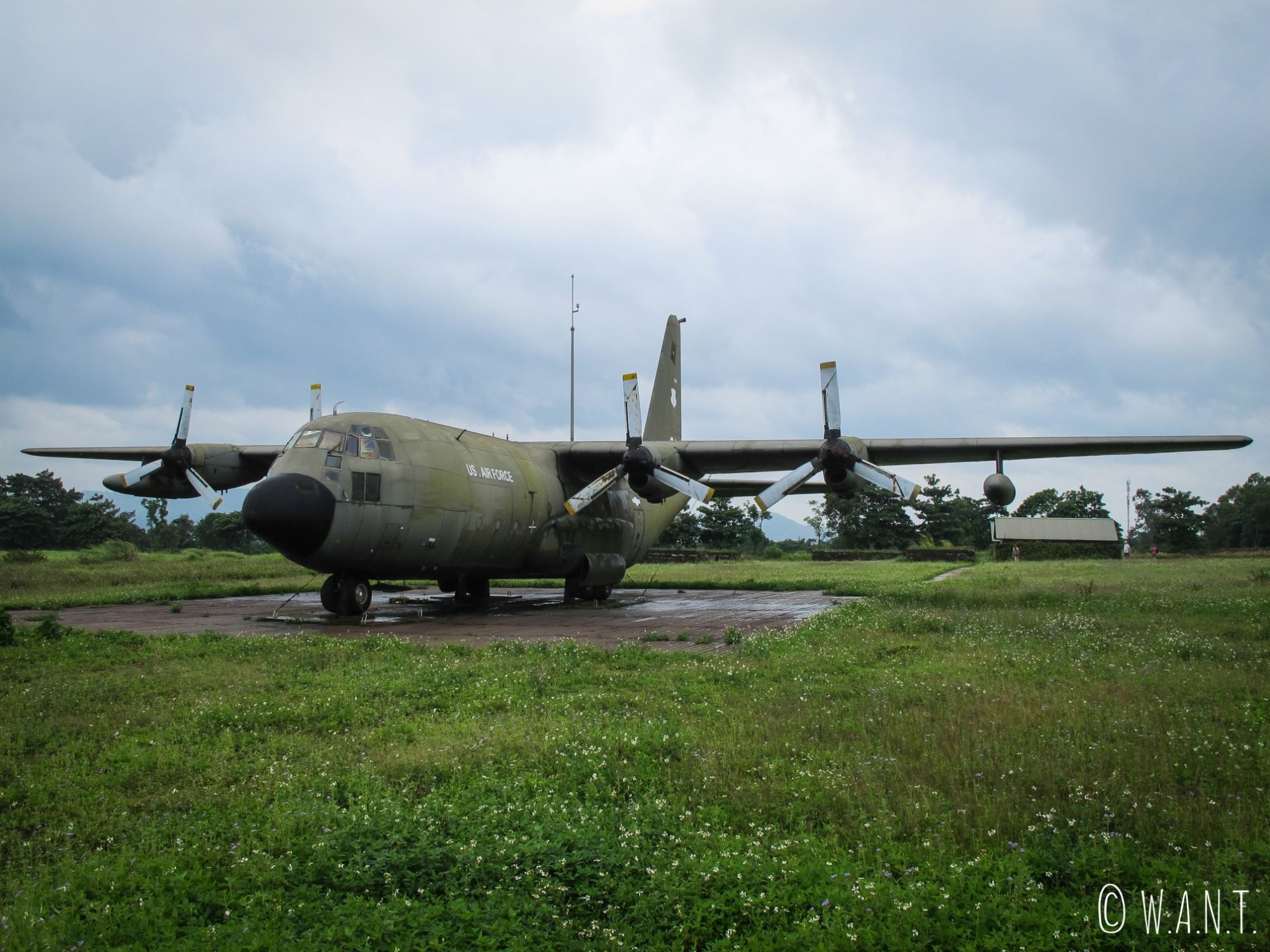 Un Lockheed C-130 Hercules est conservé à l'ancienne base américaine de Khe Sanh
