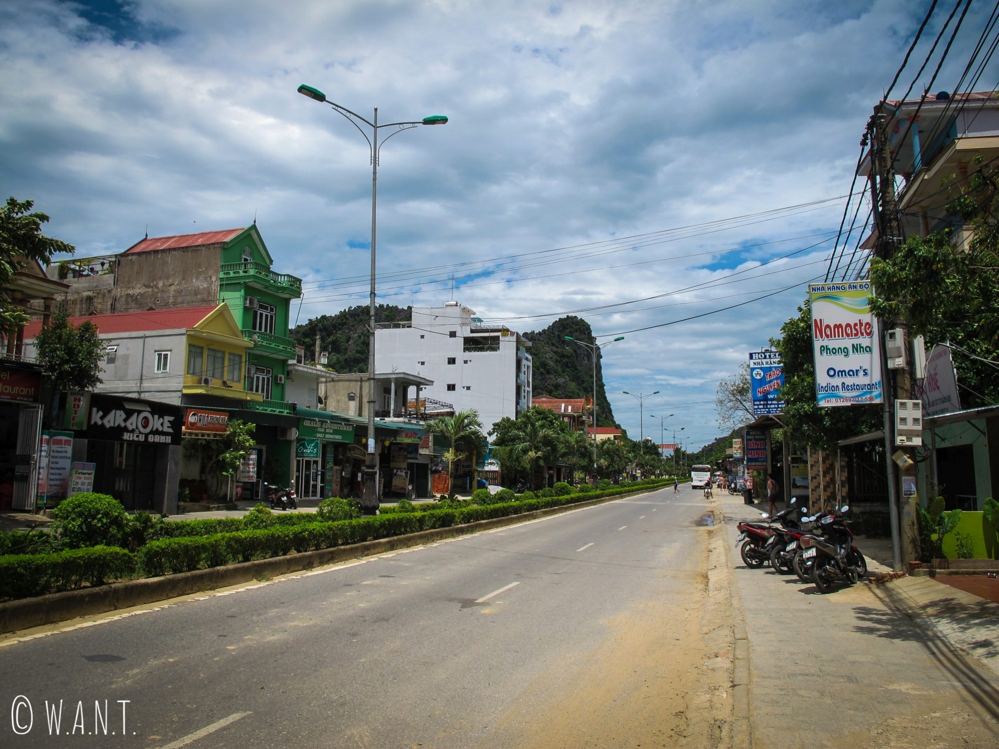 Vue sur la route principale traversant Son Trach à Phong Nha
