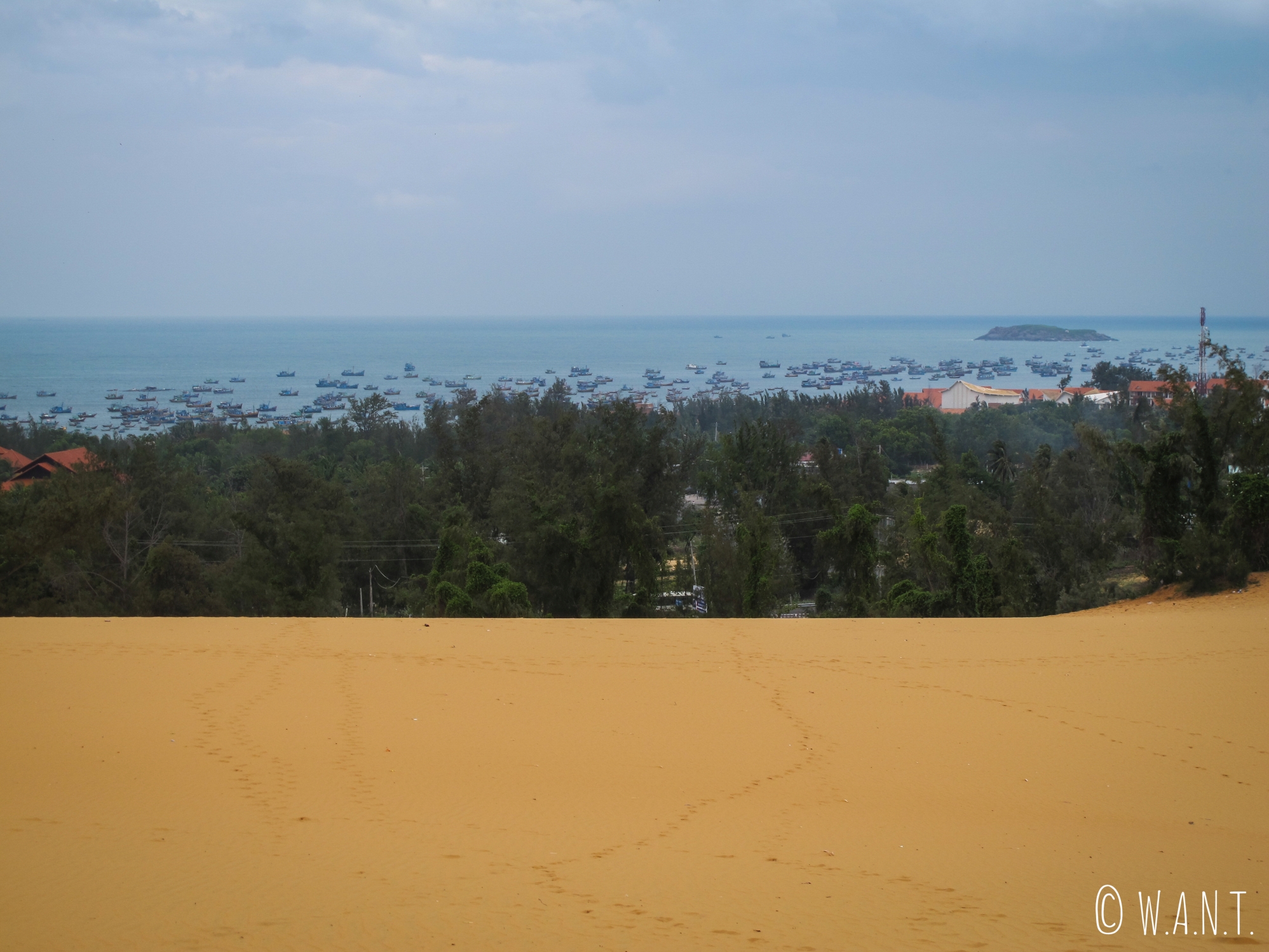 Vue sur le port de Mui Ne depuis les dunes de sables rouges