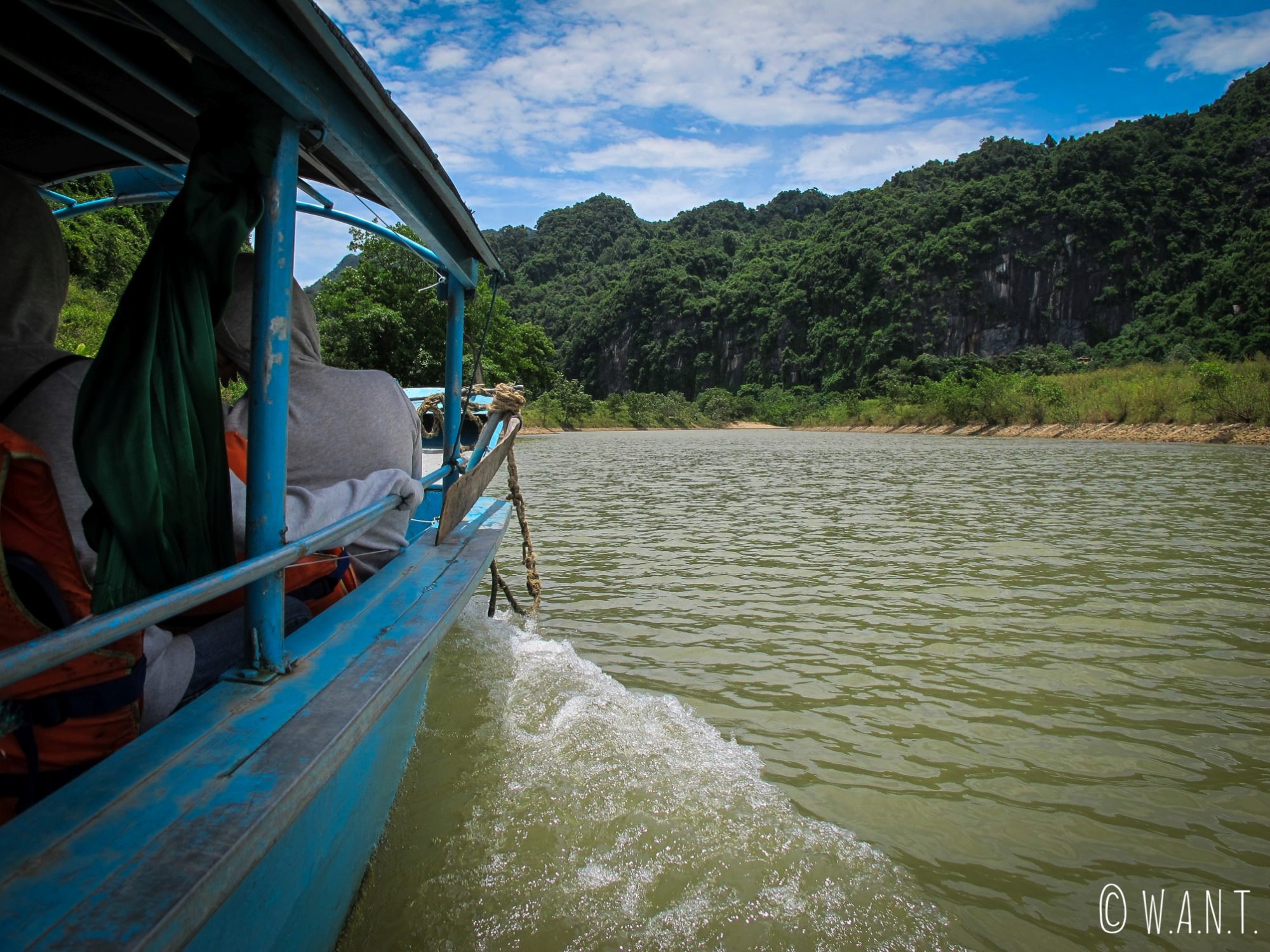 À bord de notre barque sur la rivière Song du parc national Phong Nha-Ke Bang