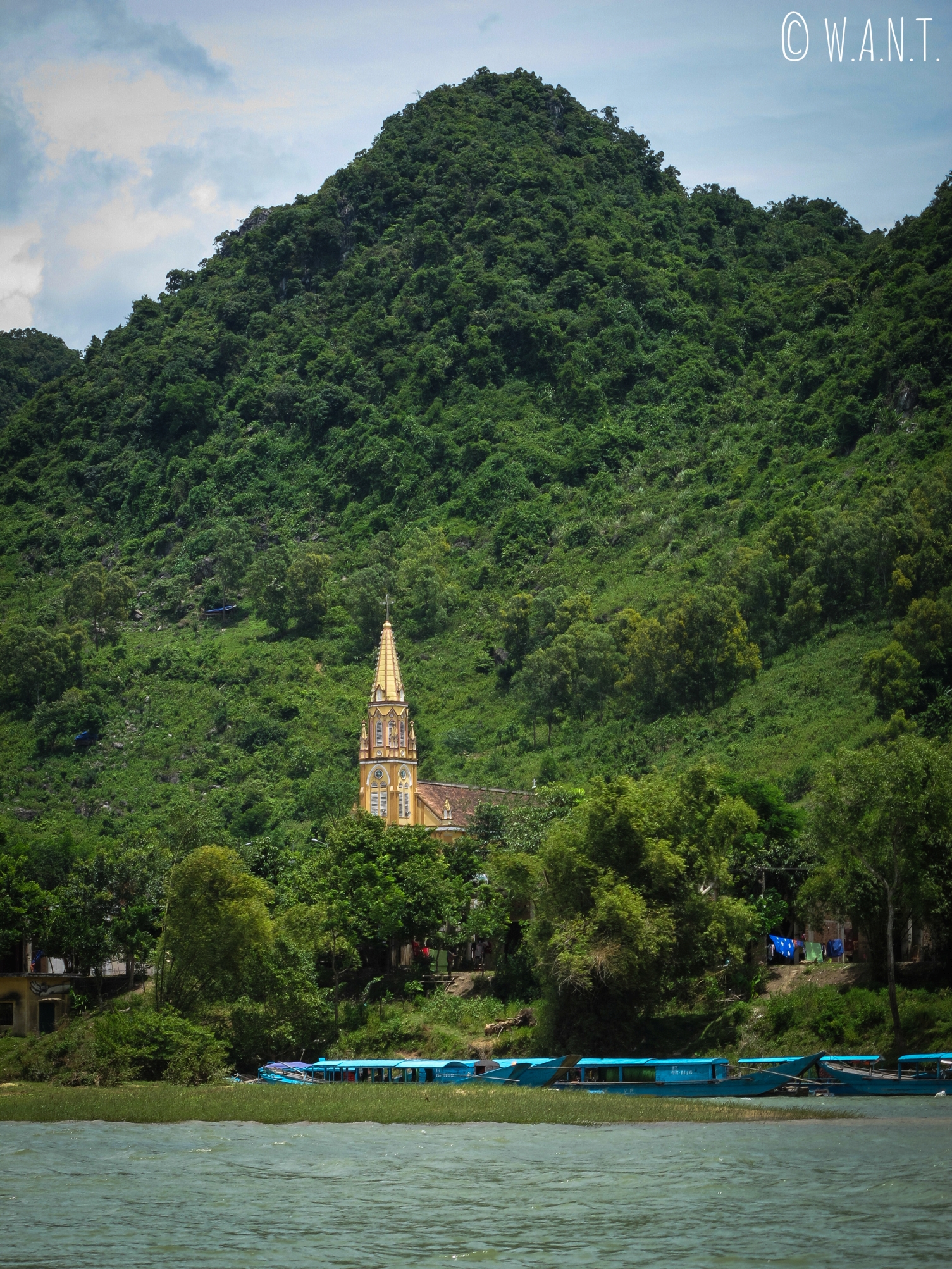 Église dans la végétation dense autour la rivière Song à Son Trach