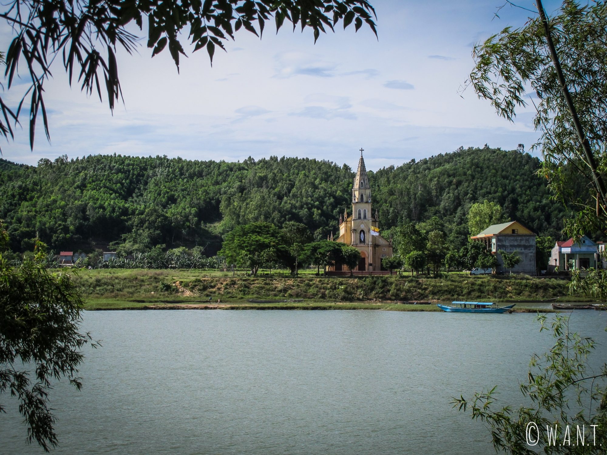 Église sur le bord de la rivière Song à Phong Nha