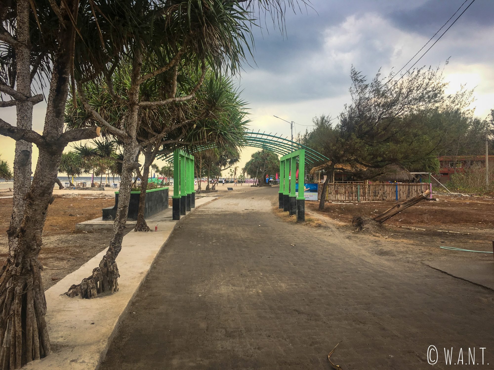 2017 - Promenade sur le sentier à l'ouest de l'île de Gili Trawangan