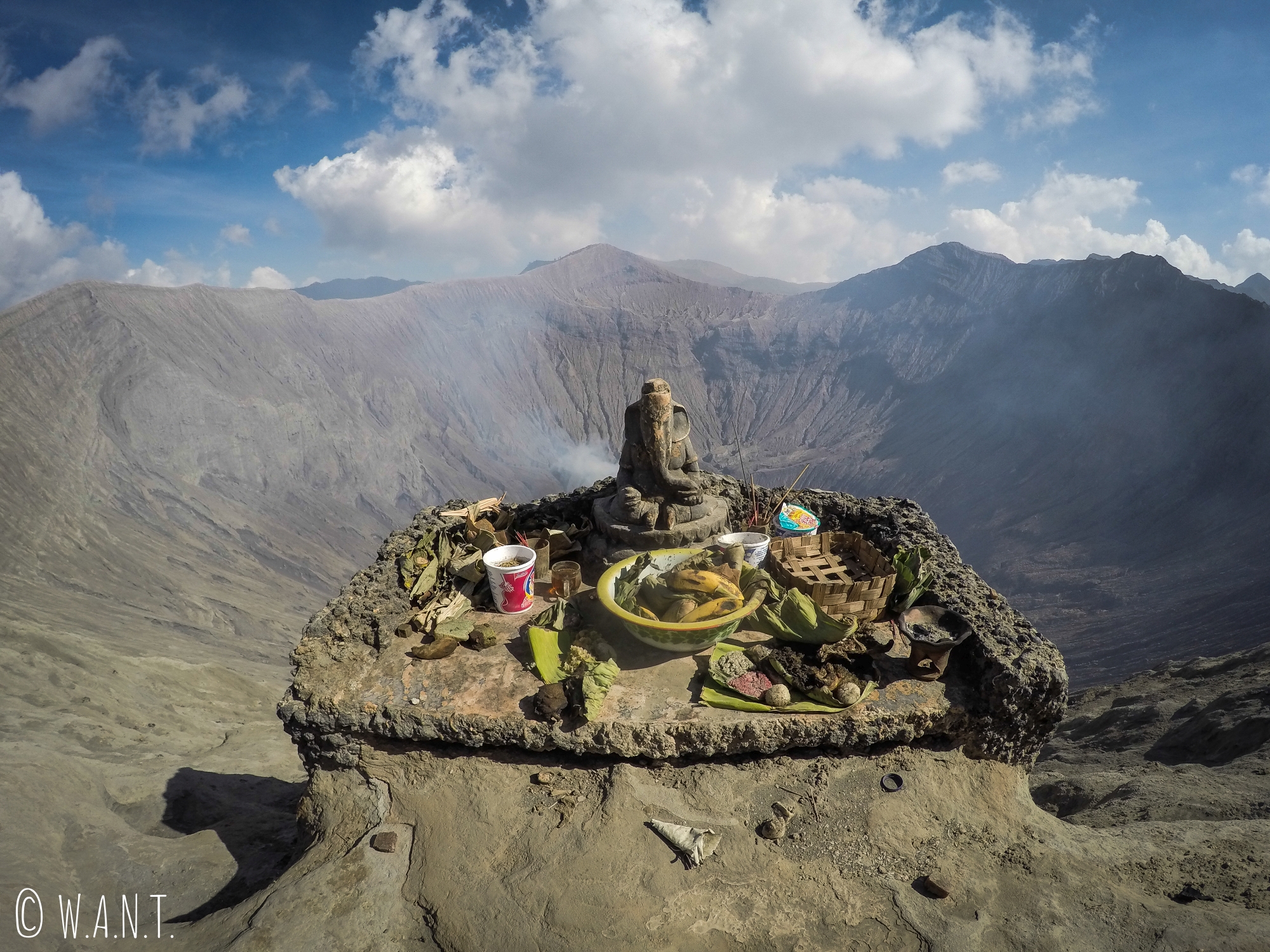 Autel hindouïste au bord du cratère du volcan Bromo