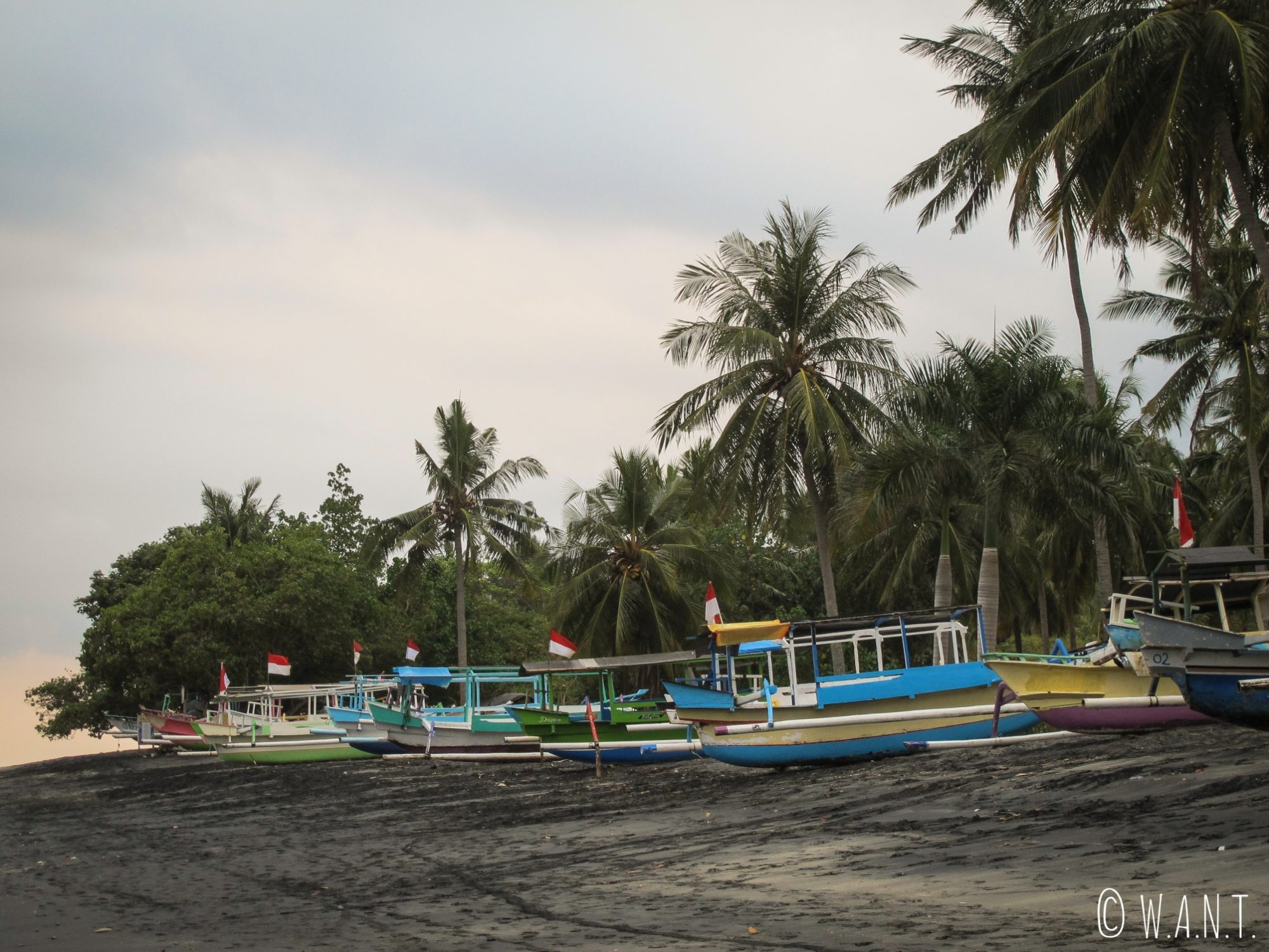 Bateaux de pêcheurs sur la plage de Mangsit à Lombok