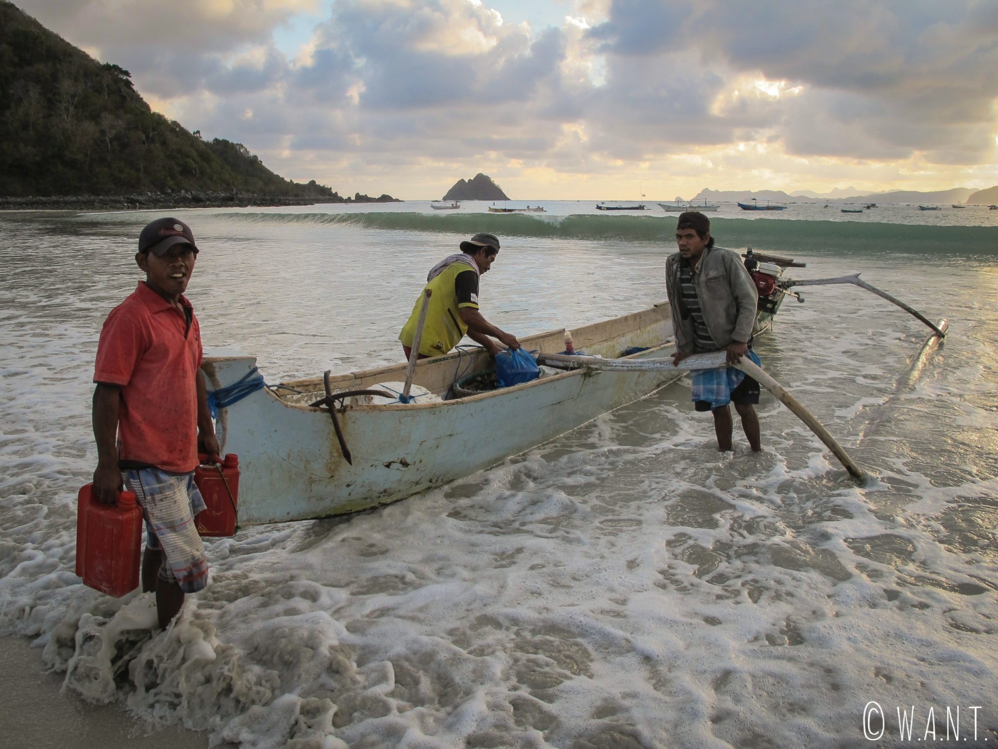 Ces pêcheurs partent toute la nuit en mer depuis la plage de Selong Belanak