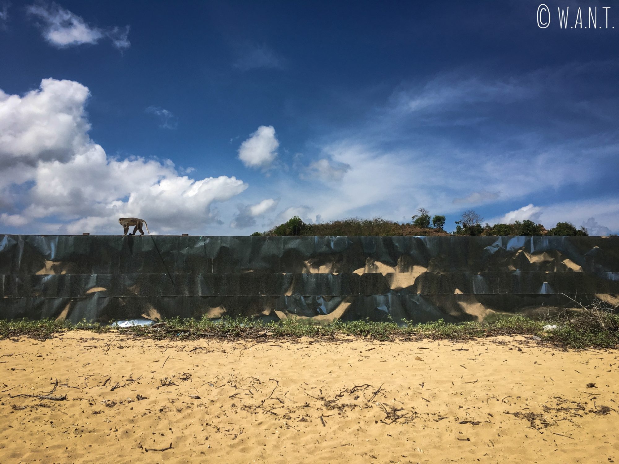 Chantier encerclé par des plaques métalliques sur la plage de Kuta Lombok