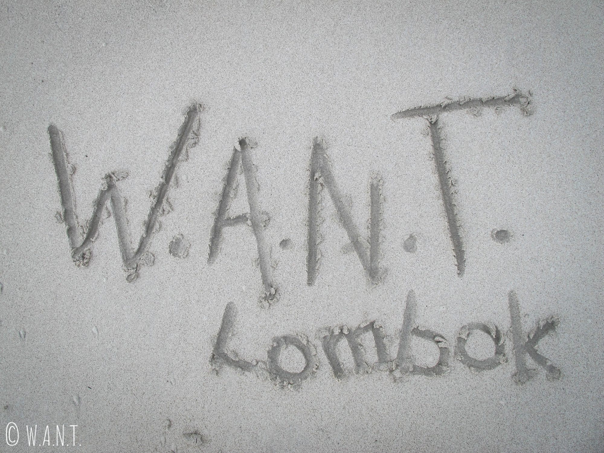 Clin d'oeil écrit dans le sable de la plage de Selong Belanak de Lombok