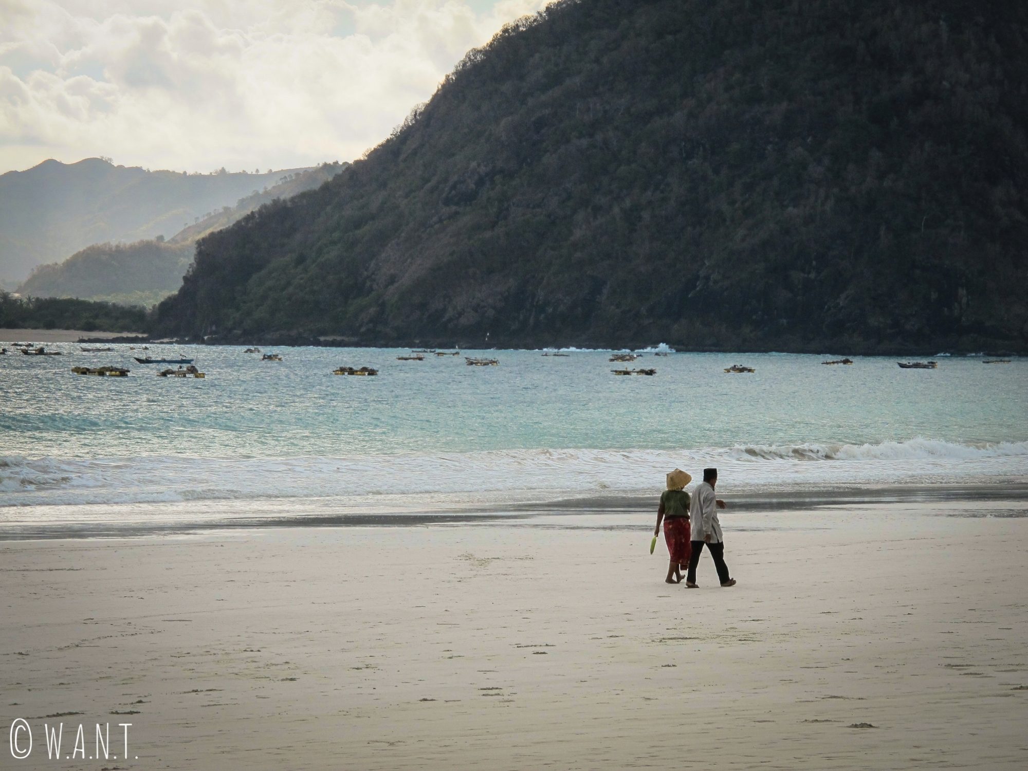 Couple de locaux se promenant sur la plage de Selong Belanak à Lombok