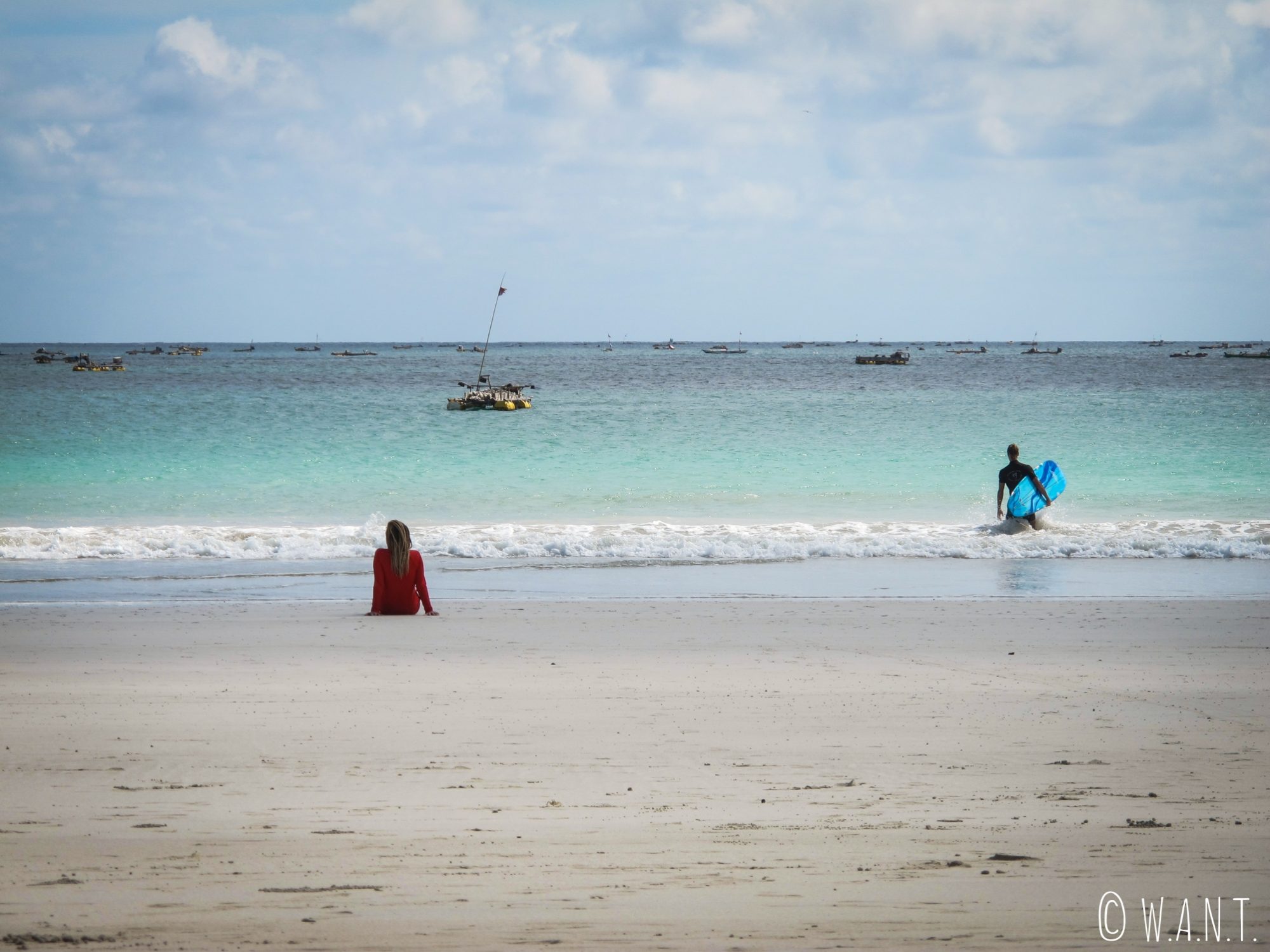 Couple de surfeurs sur la plage de Selong Belanak à Lombok
