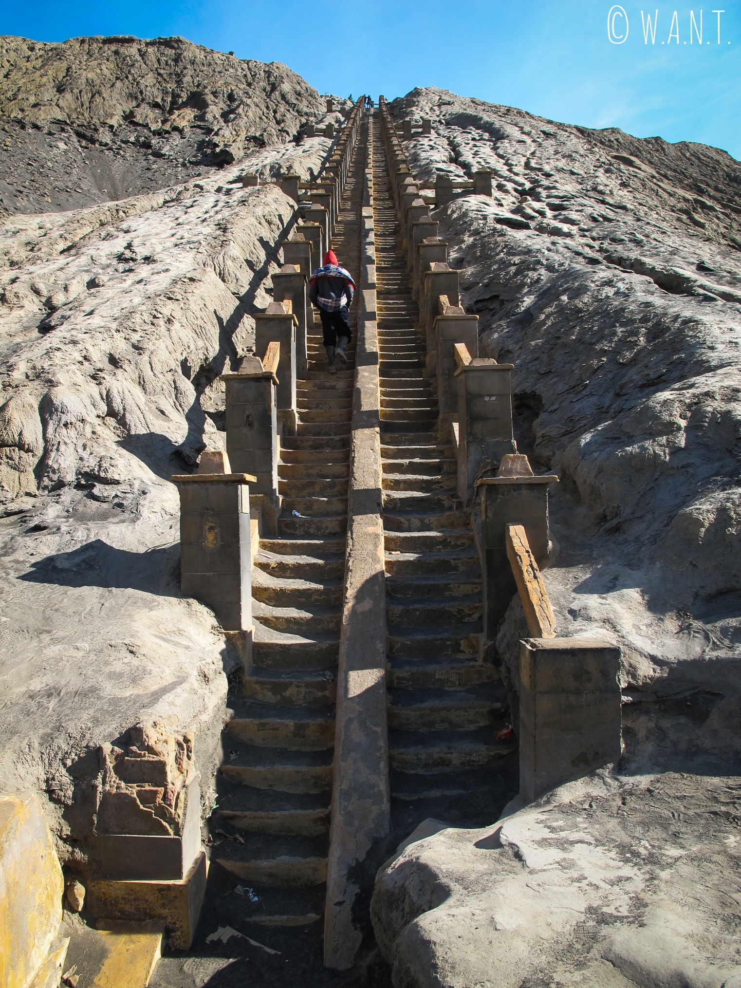 Escaliers menant au cratère du volcan Bromo