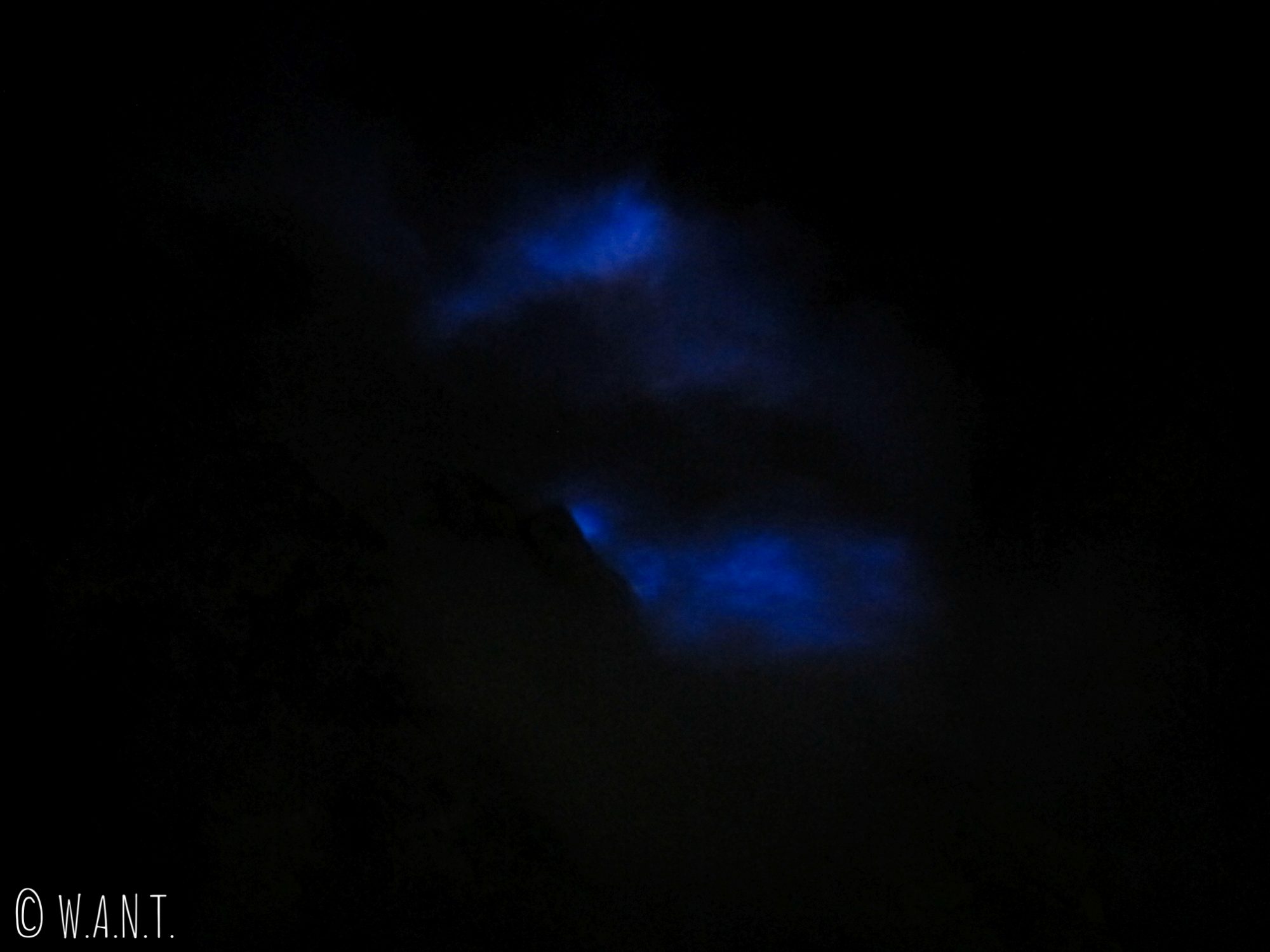 Flammes bleues admirées dans le cratère du Kawah Ijen