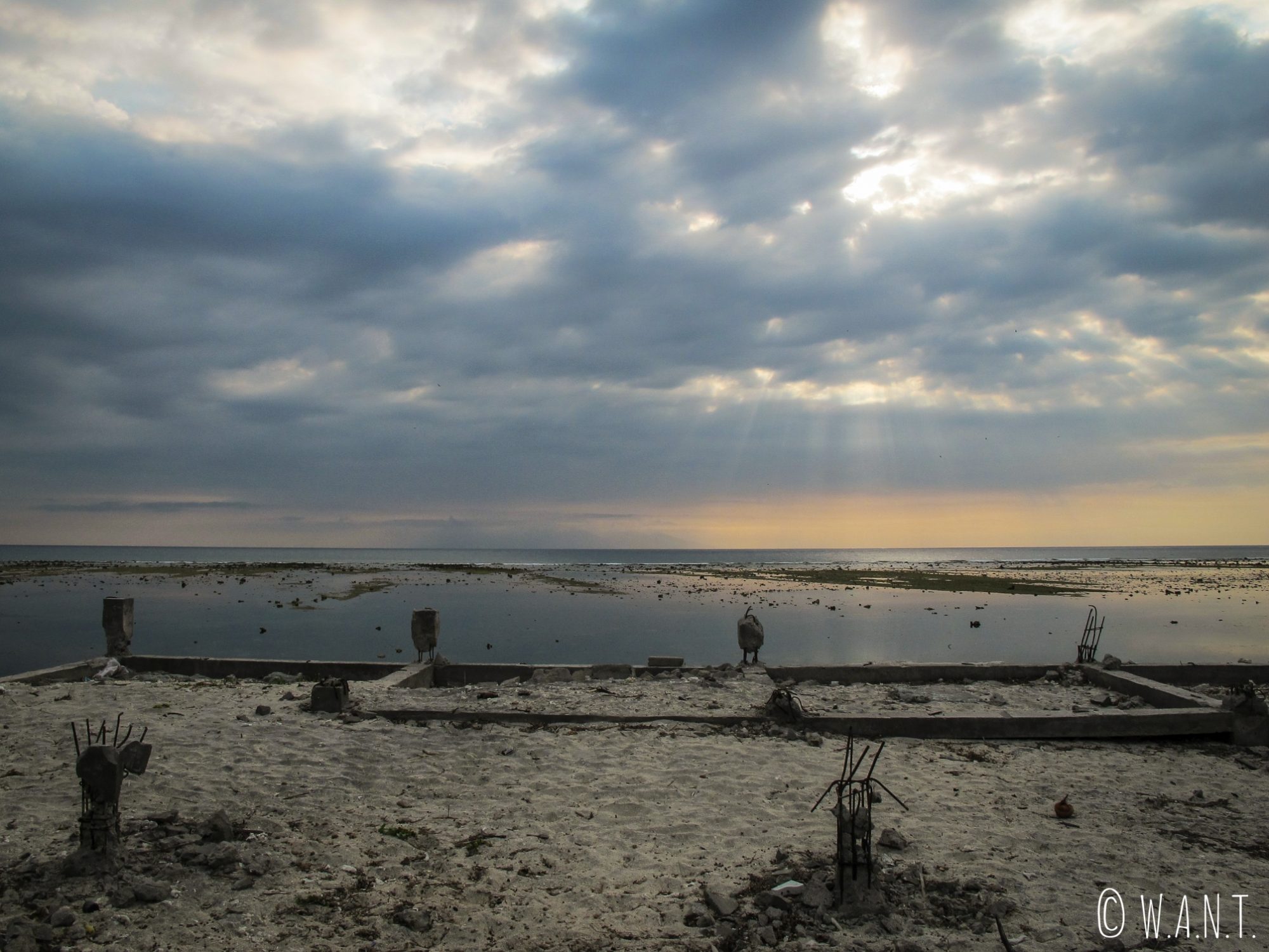 Fondations d'une construction laissées à l'abandon sur le littoral de Gili Trawangan