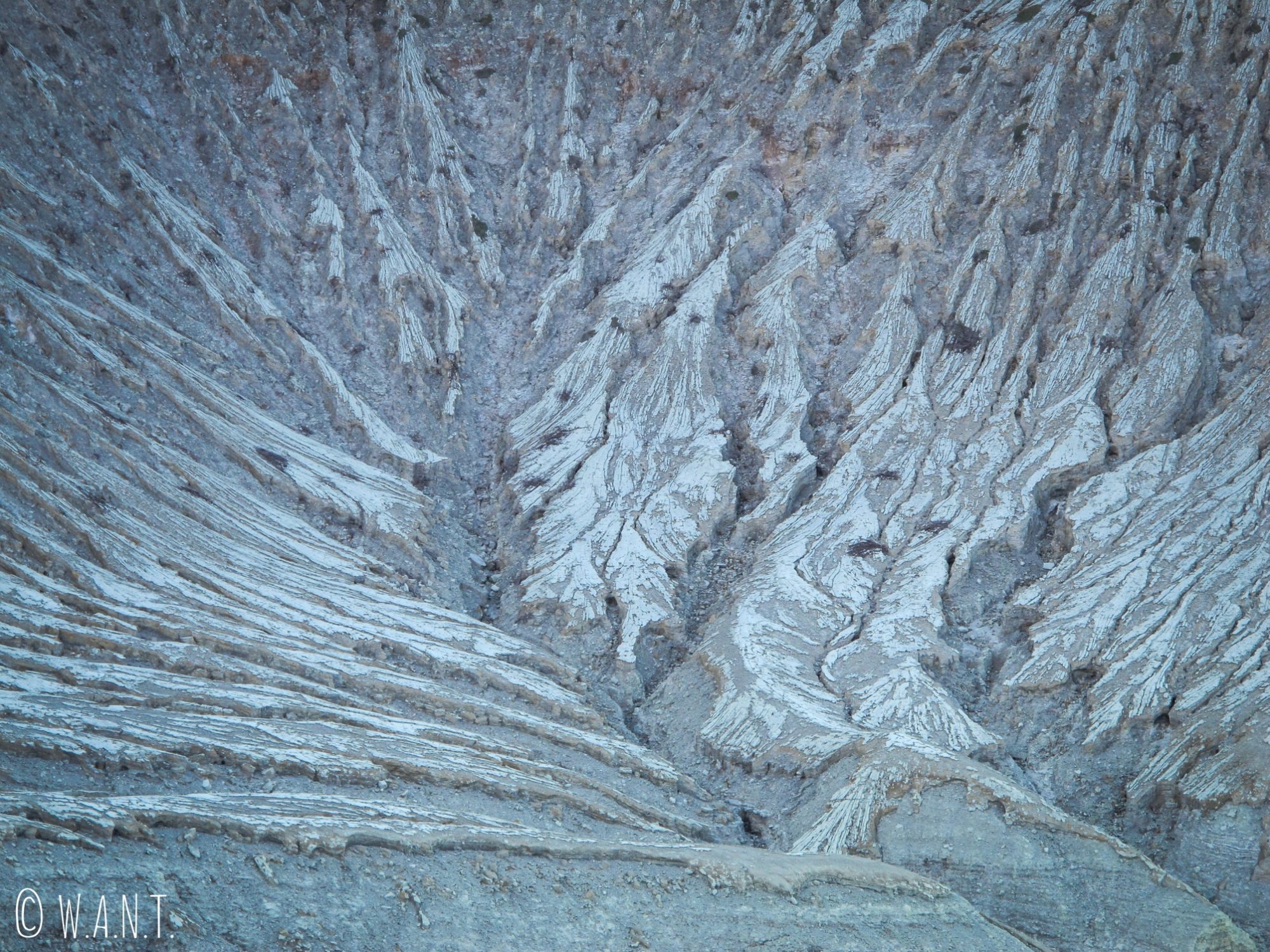 Gros plan sur le cratère du Kawah Ijen et les traces laissées par ses coulées de lave