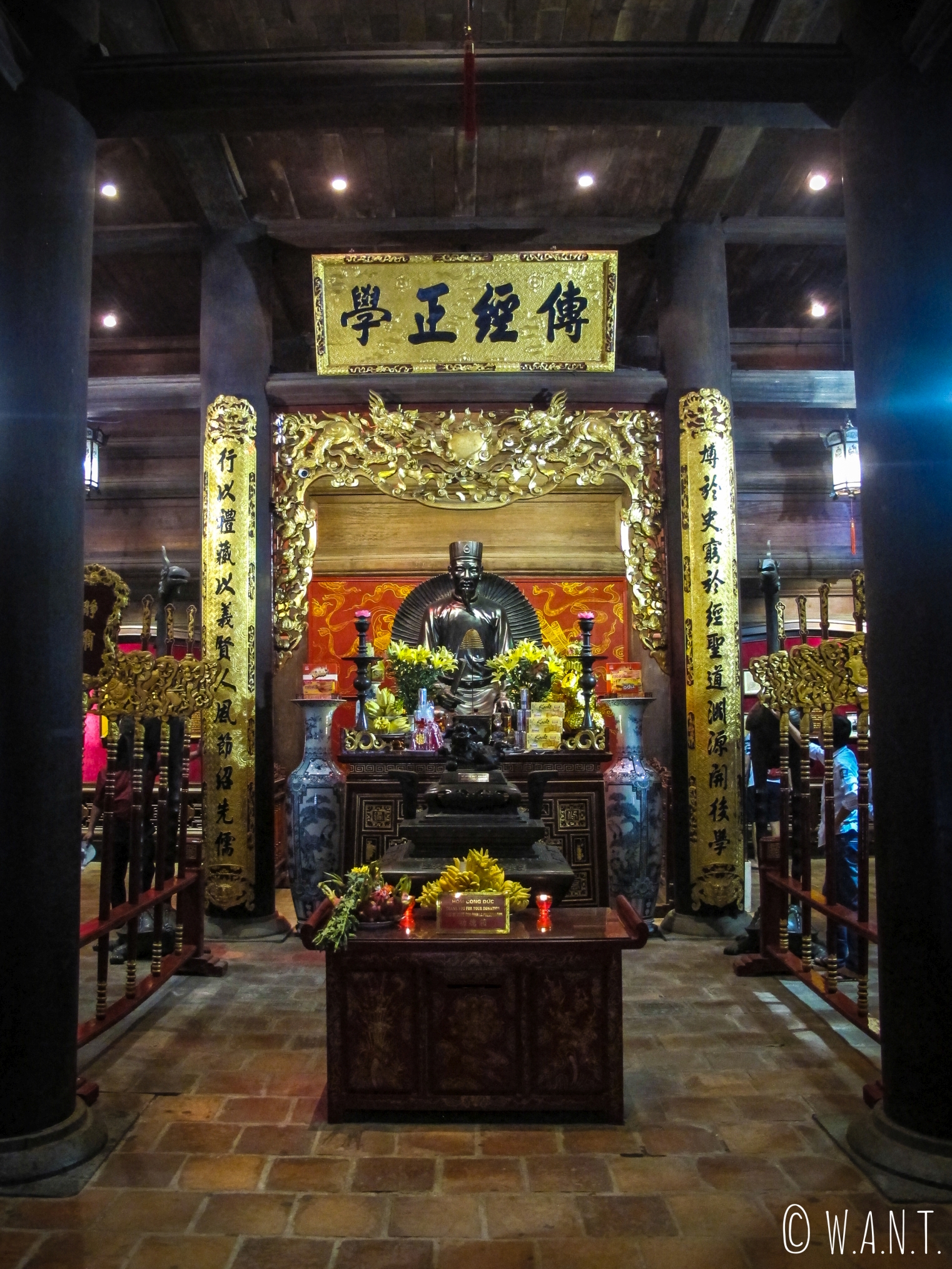 Intérieur du Temple de la Littérature à Hanoï