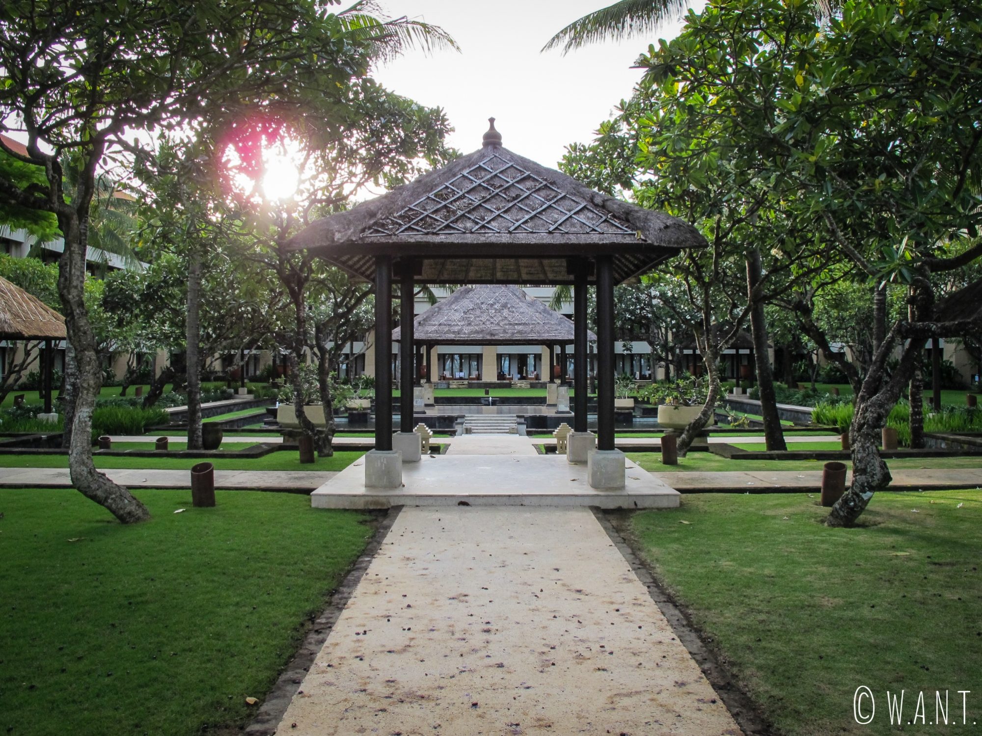 Jardins du Conrad Bali au coucher du soleil