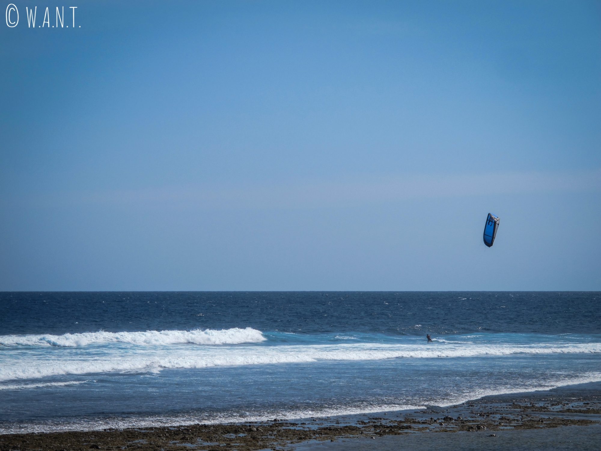 Kitesurfeur sur la plage de Seger Kuta à Lombok