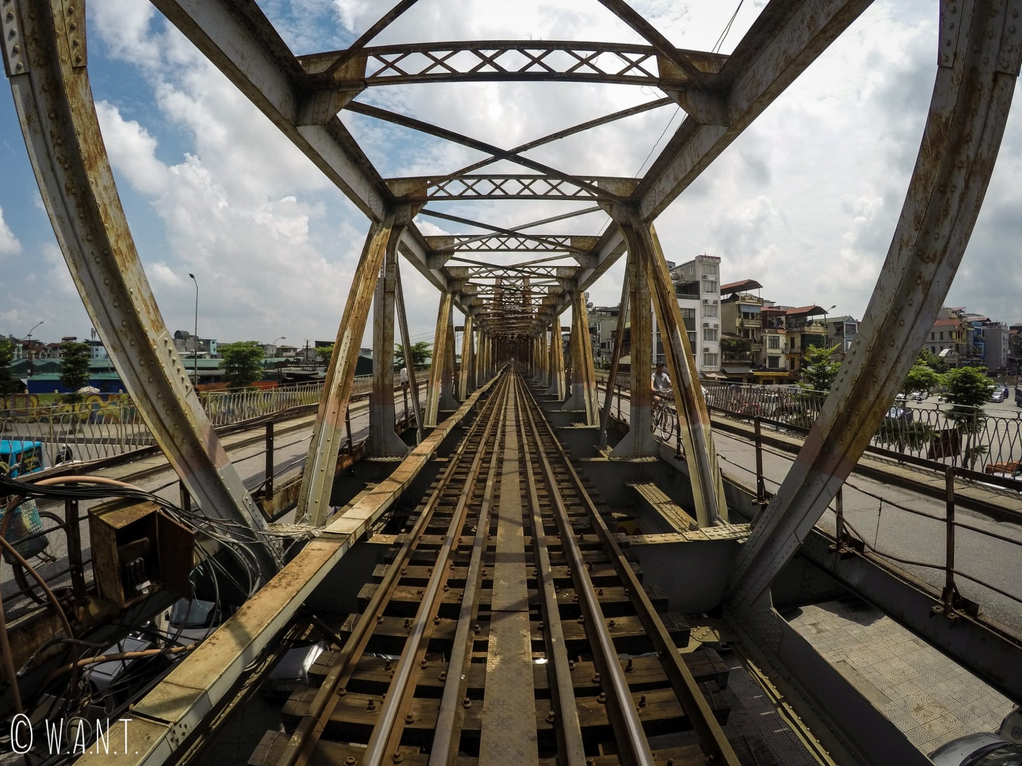 Le pont de Long Biên à Hanoï est long de 1680 mètres